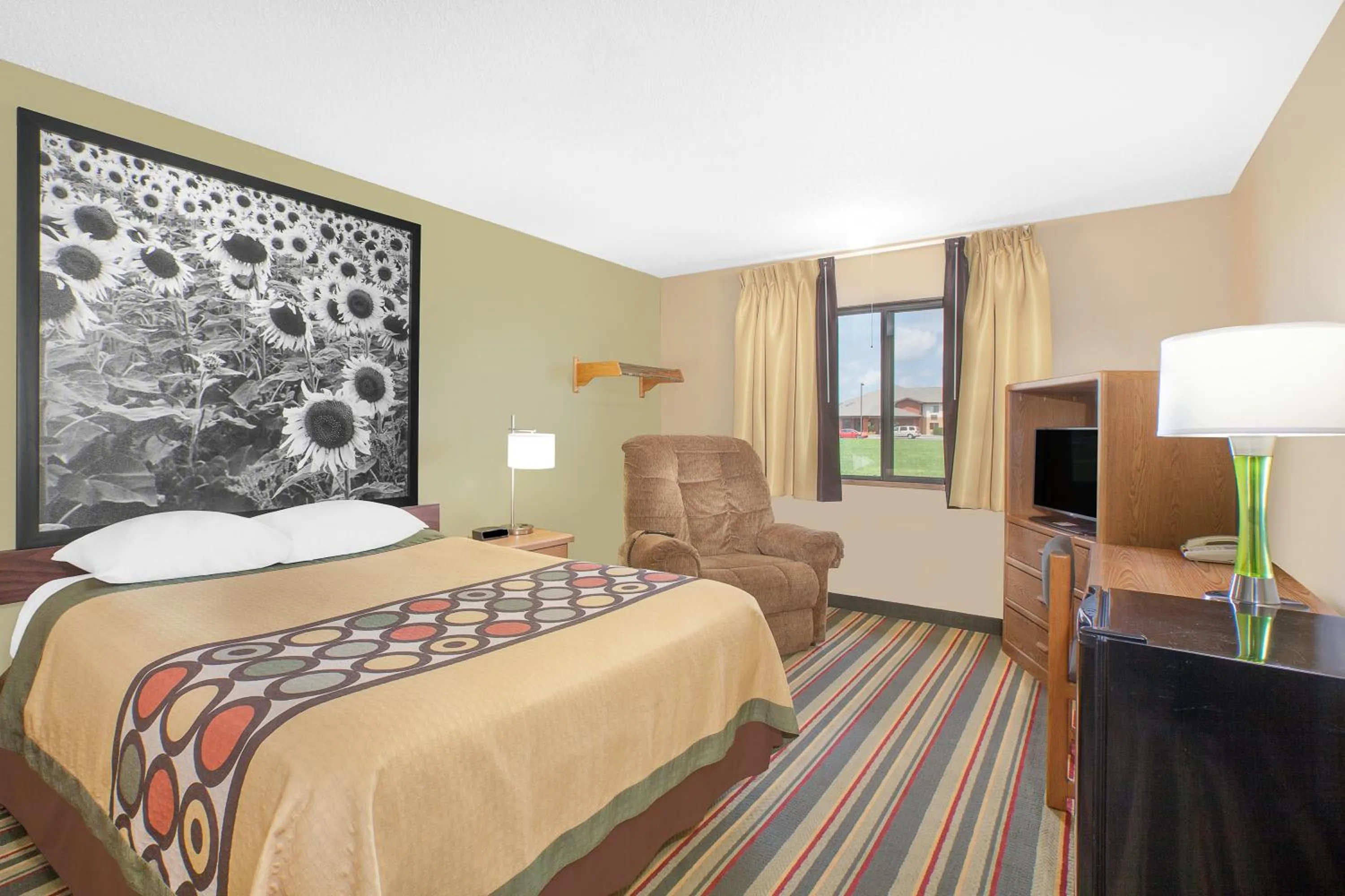 Photo of the whole room, Bed in Super 8 by Wyndham Mt Pleasant