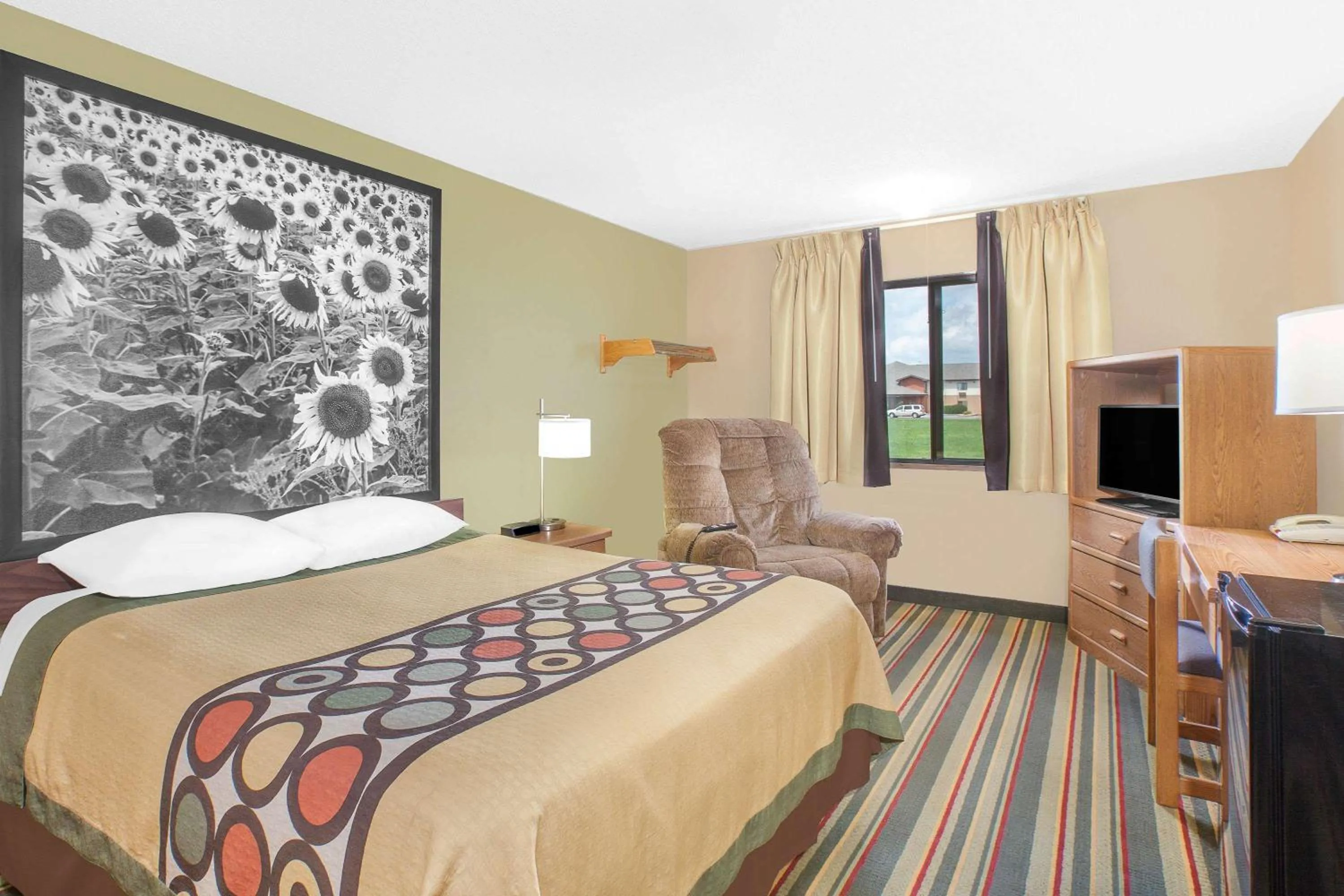 Photo of the whole room, Bed in Super 8 by Wyndham Mt Pleasant