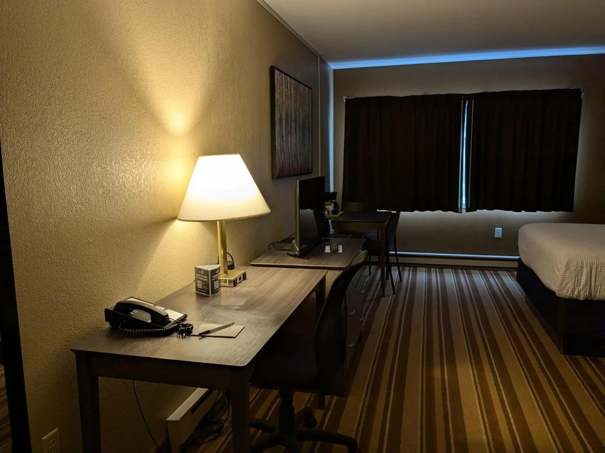 Photo of the whole room, Bed in Magnuson Copper Crown