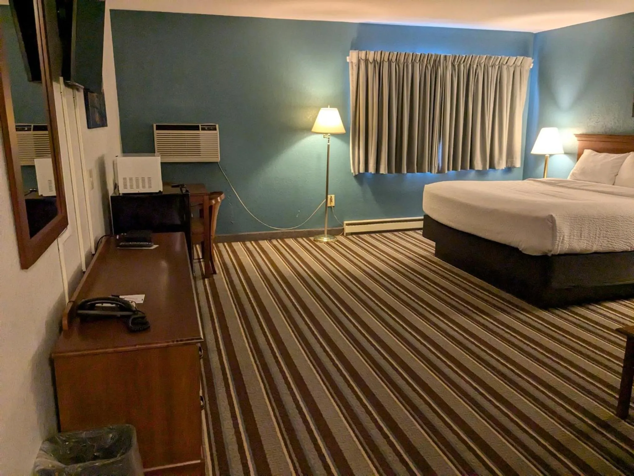 Photo of the whole room, Bed in Magnuson Copper Crown