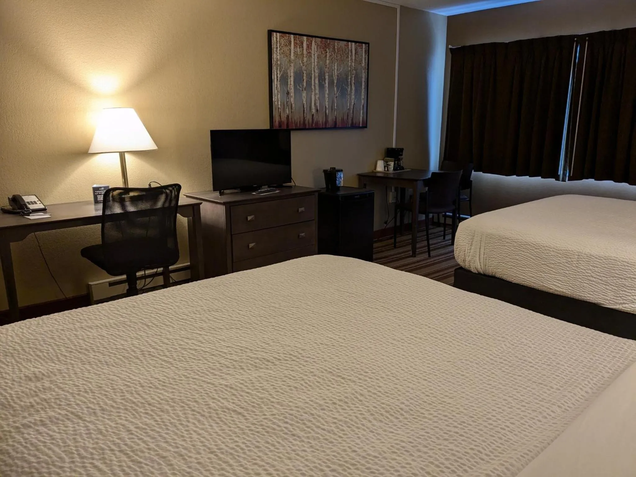 Photo of the whole room, Bed in Magnuson Copper Crown