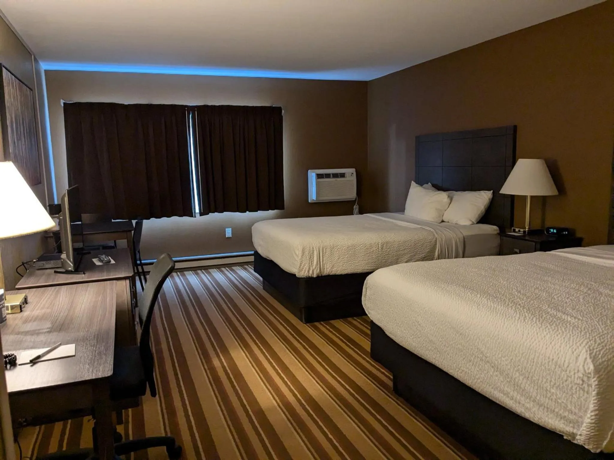 Photo of the whole room, Bed in Magnuson Copper Crown