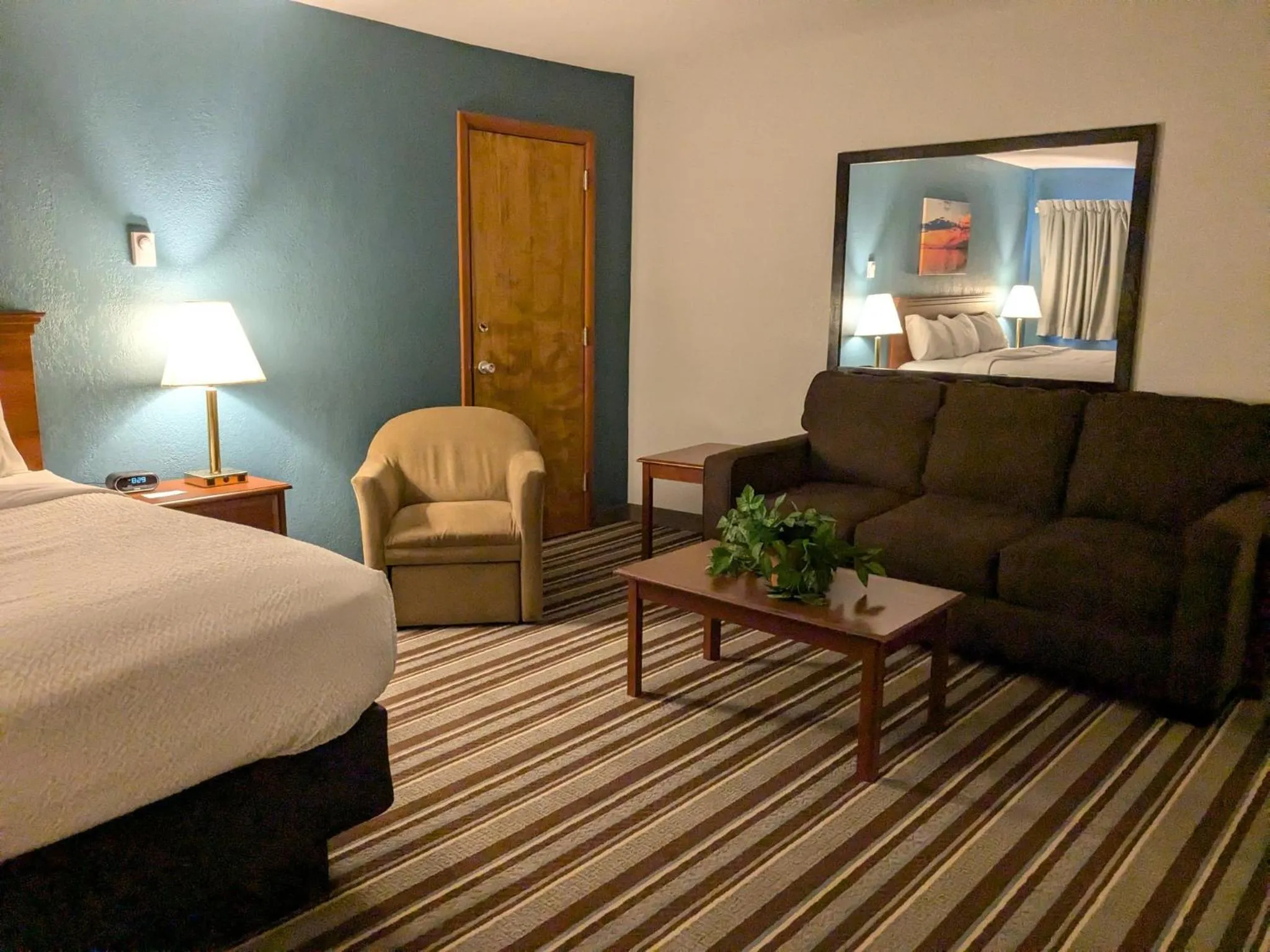 Photo of the whole room, Bed in Magnuson Copper Crown