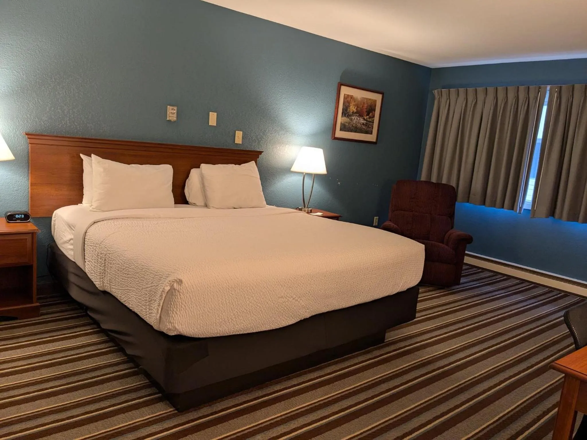 Photo of the whole room, Bed in Magnuson Copper Crown