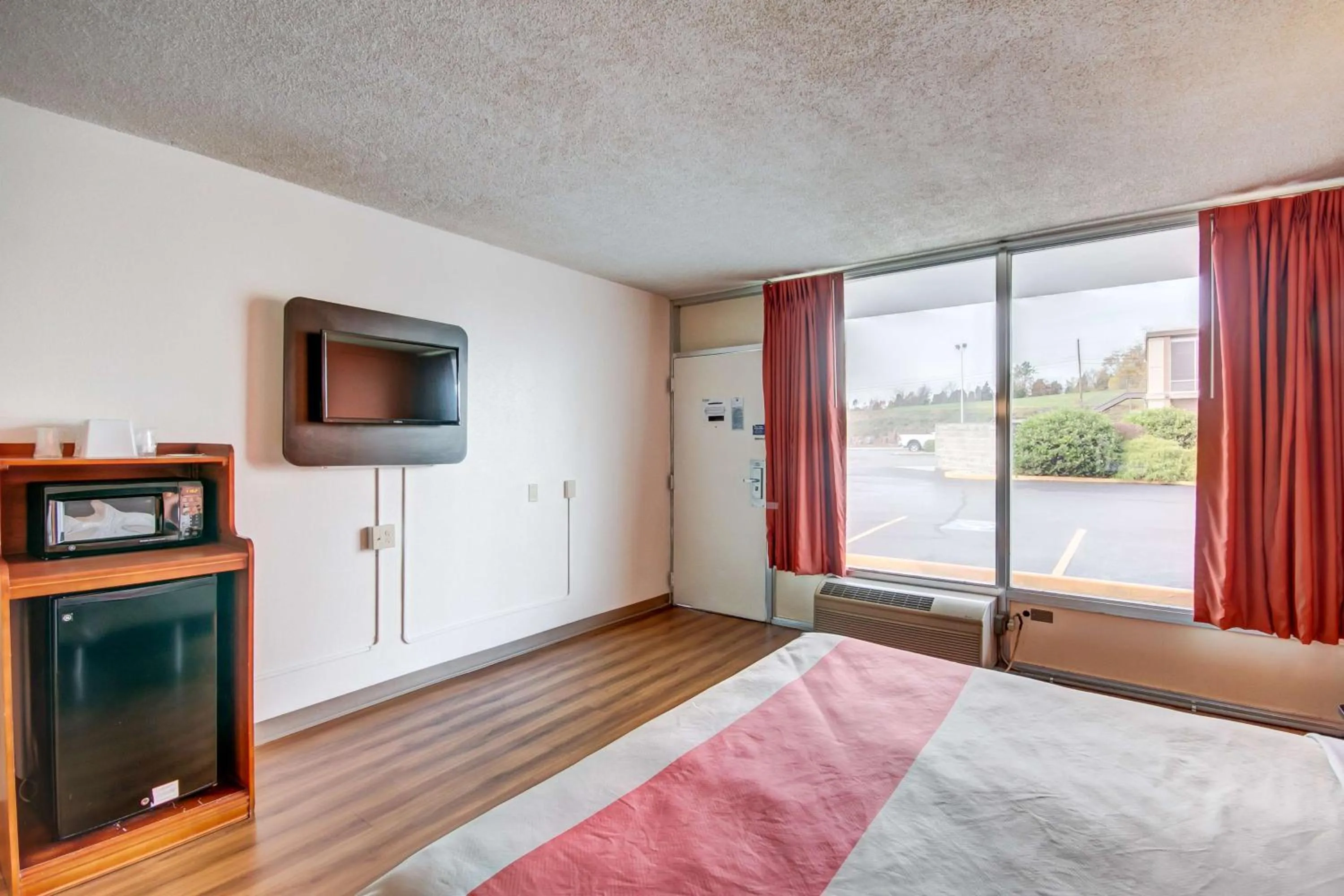 Photo of the whole room, Bed in Motel 6-Somerset, KY