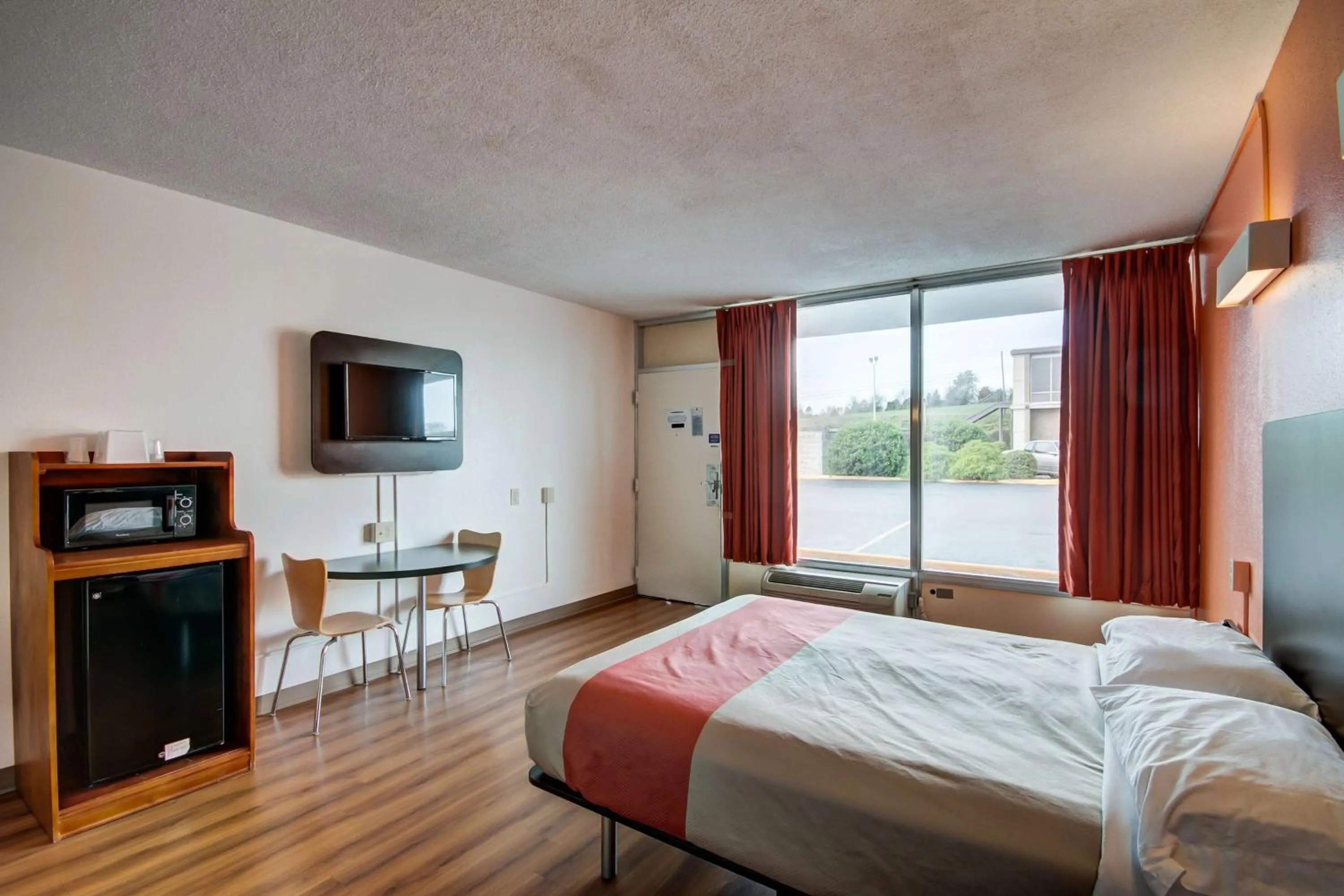 Photo of the whole room, Bed in Motel 6-Somerset, KY