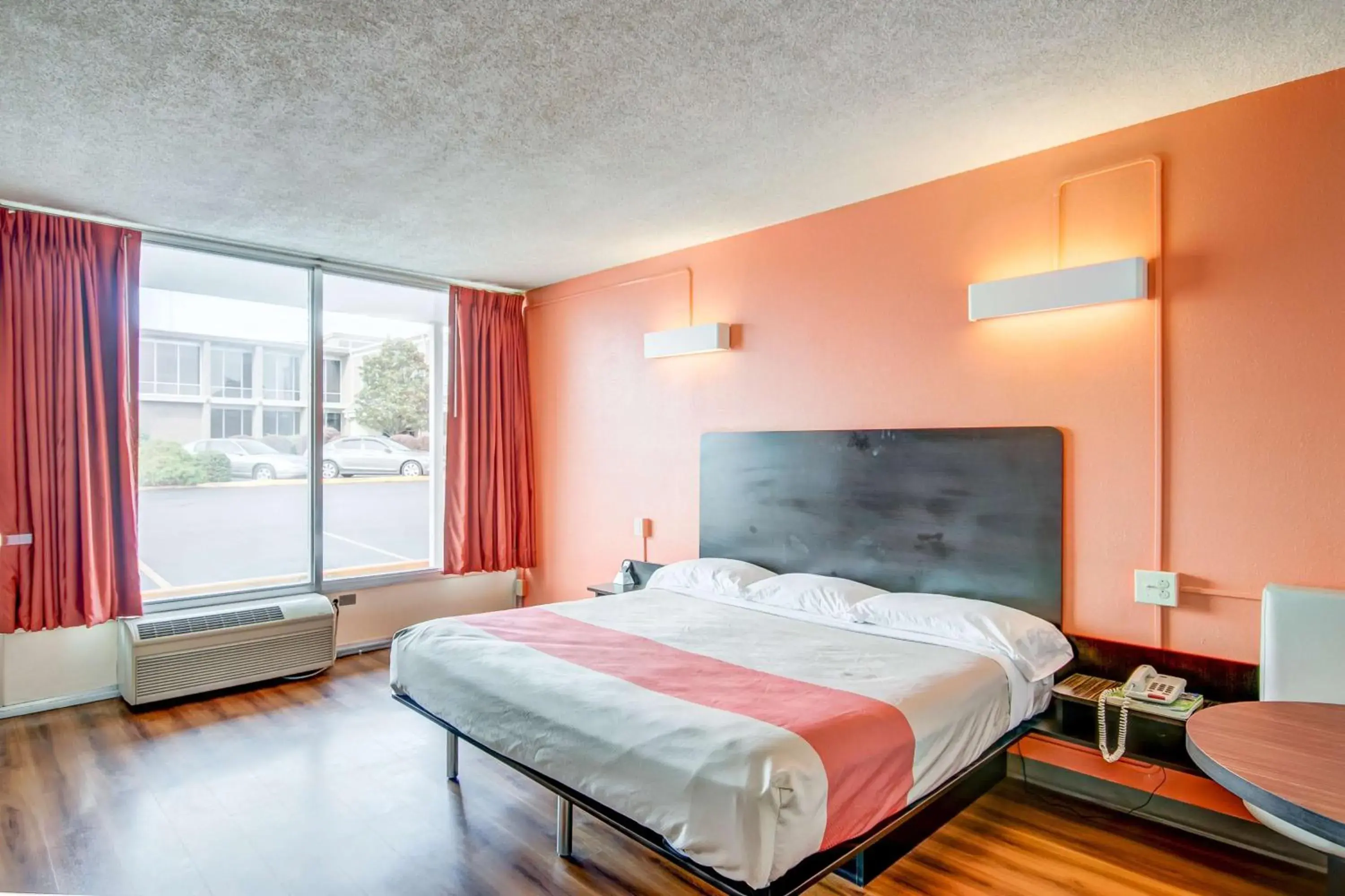 Deluxe King Room - single occupancy - Non-Smoking in Motel 6-Somerset, KY Deluxe King Room - single occupancy - Non-Smoking in Motel 6-Somerset, KY