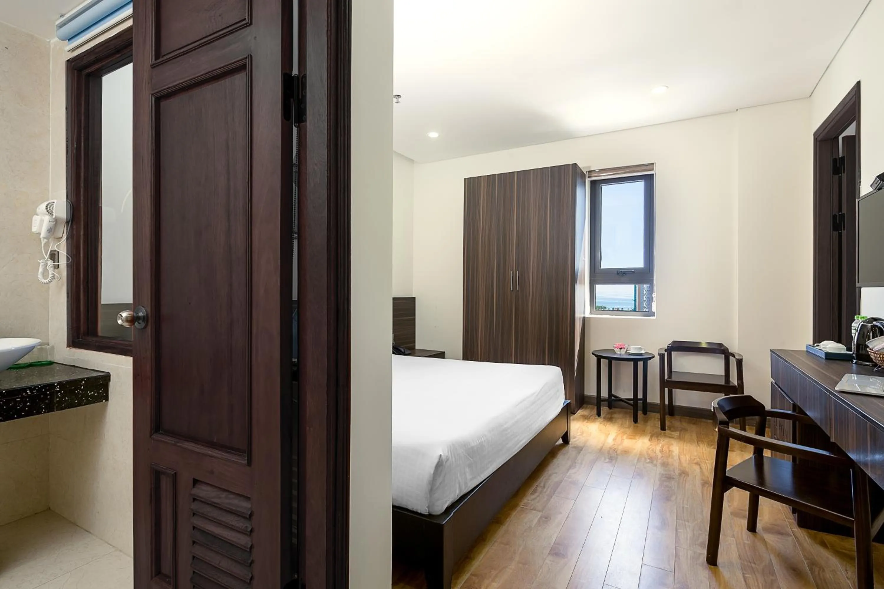 Shower, Bed in Sepon Blue Hotel