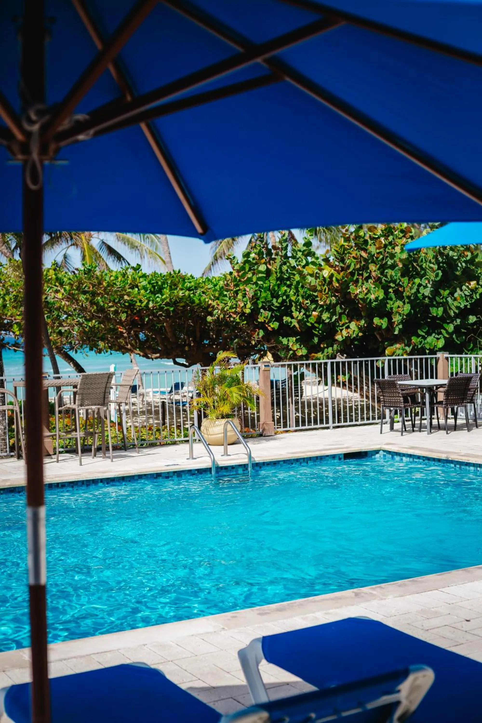 Swimming pool in Coconut Court Beach Hotel