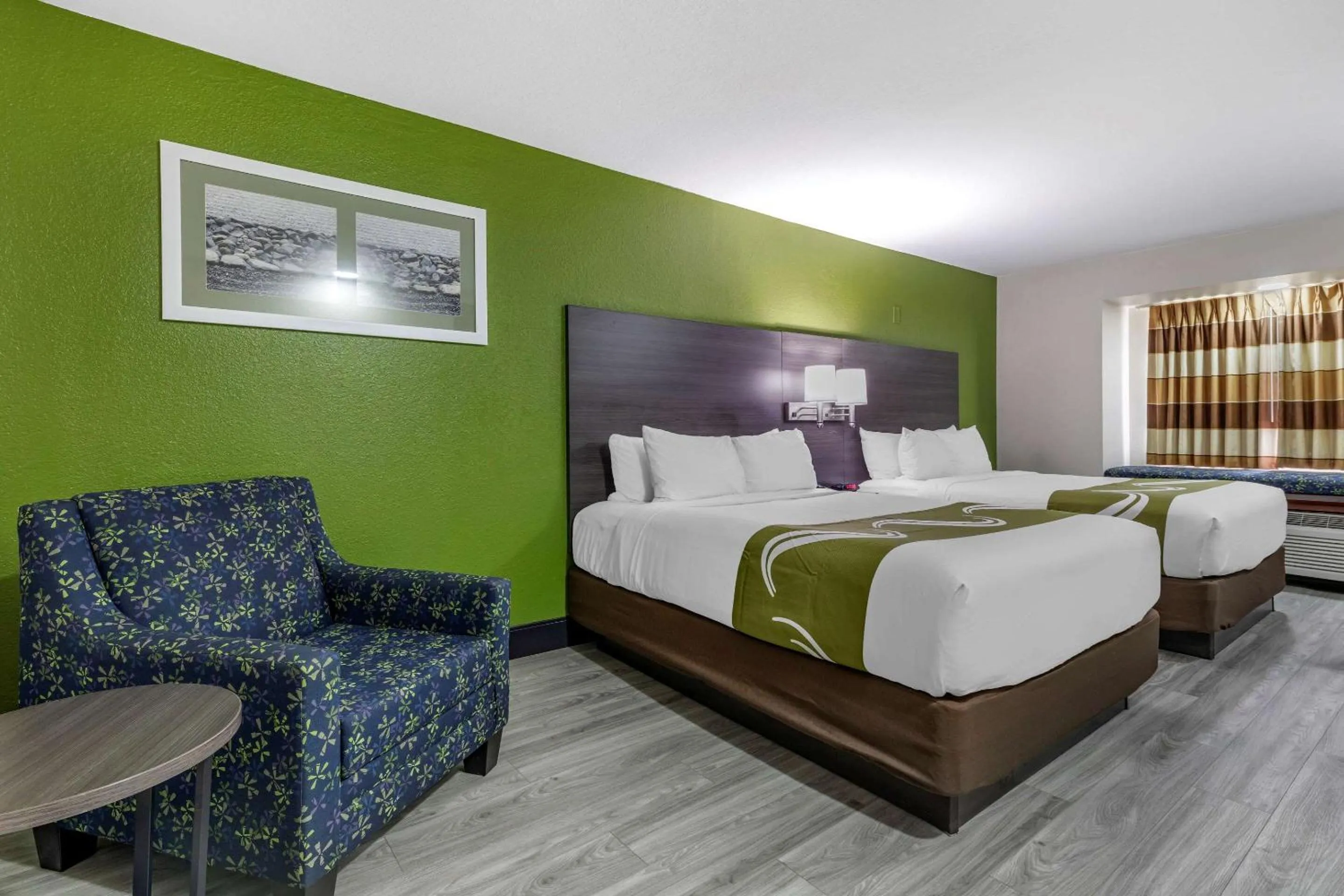 Photo of the whole room, Bed in Quality Inn & Suites Longview I-20
