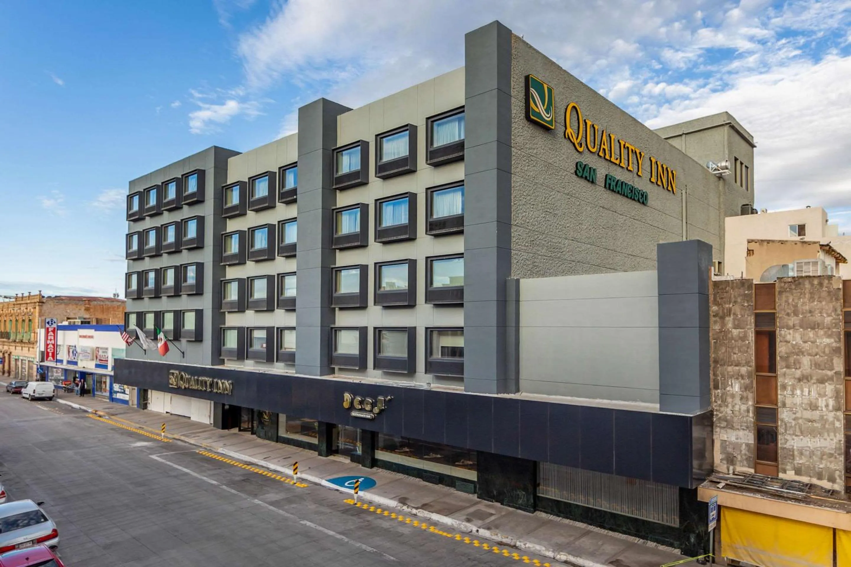 Property building in Quality Inn Chihuahua San Francisco