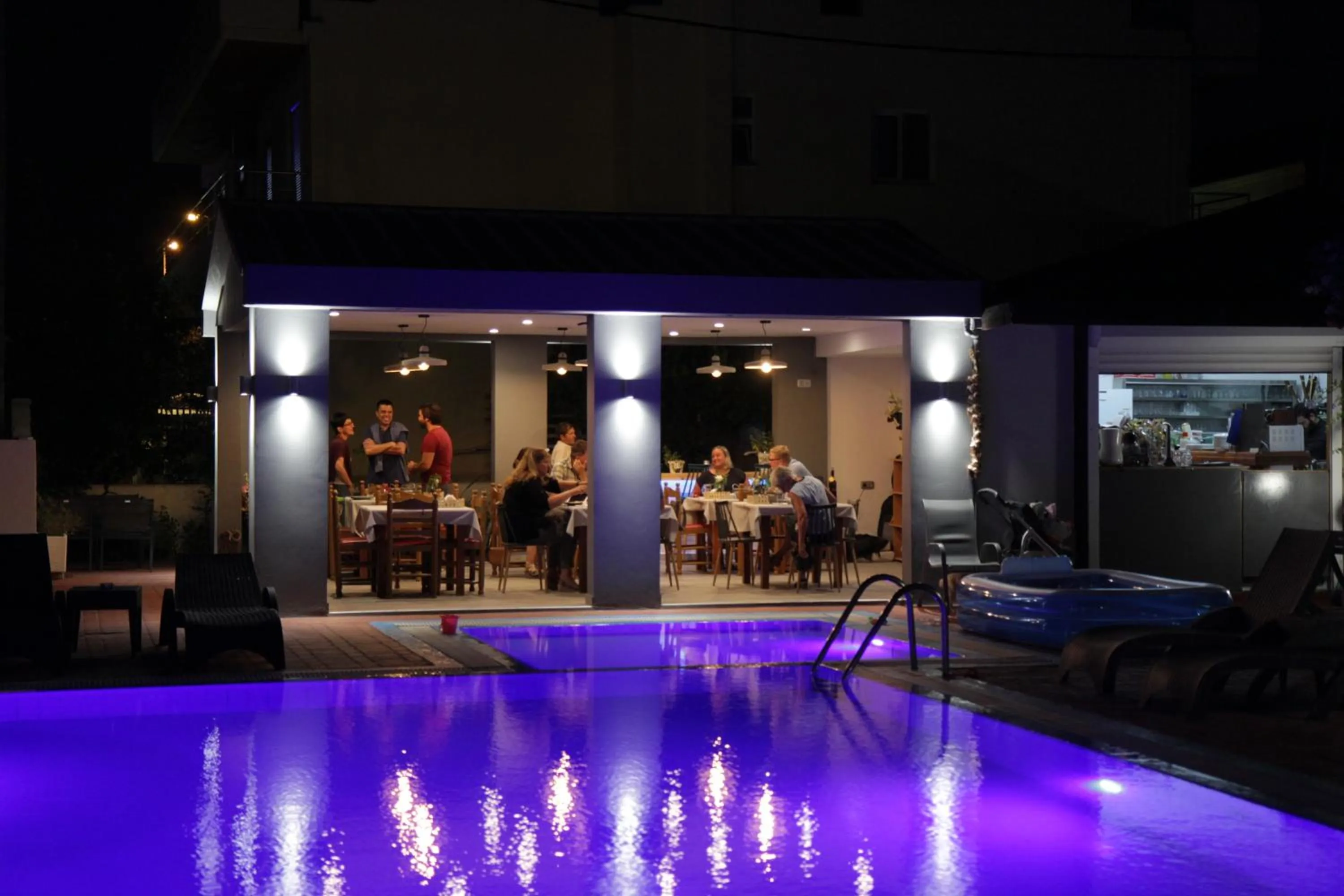 Restaurant/places to eat in Platoni Elite Villas