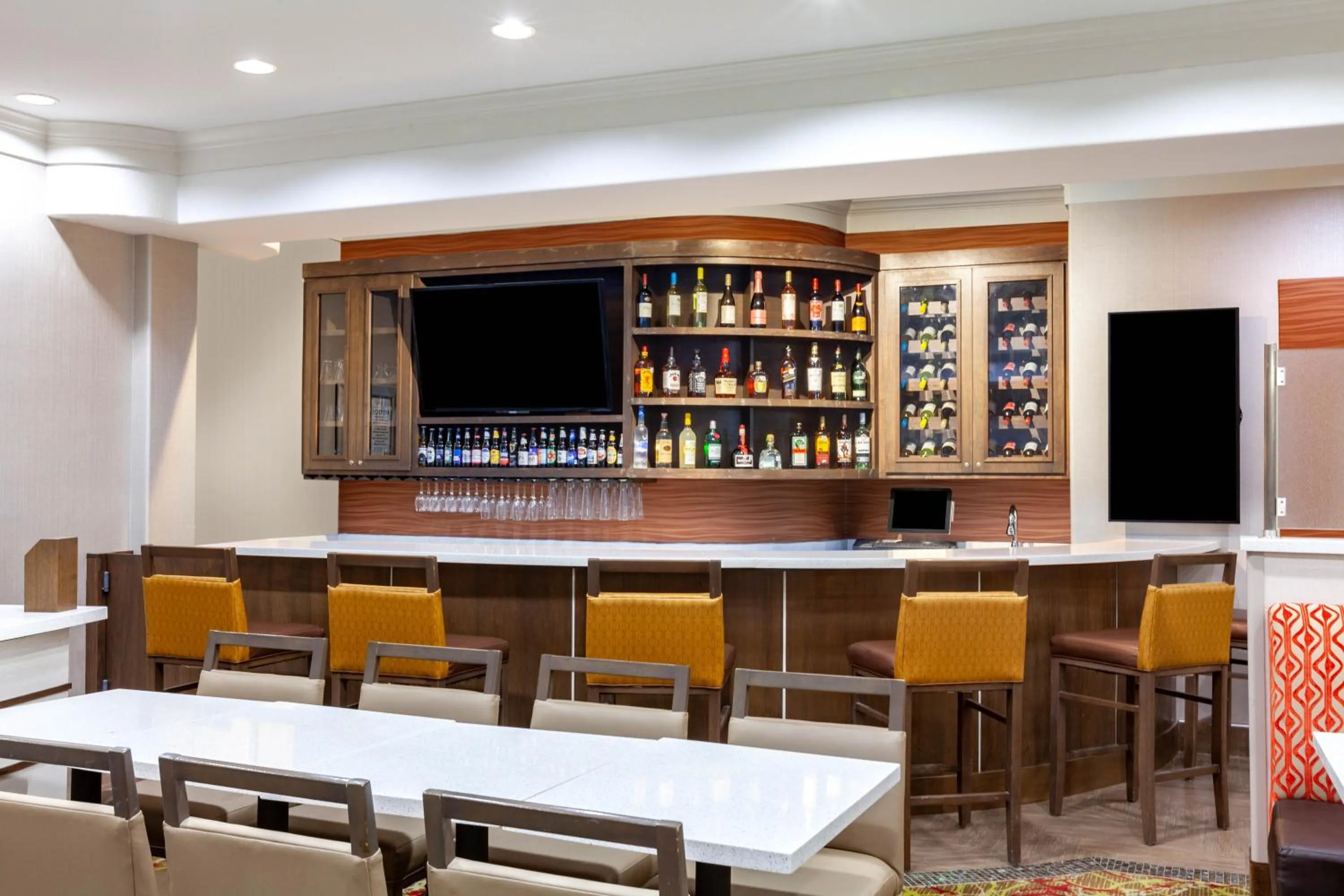Lounge or bar in La Quinta by Wyndham Houston Channelview