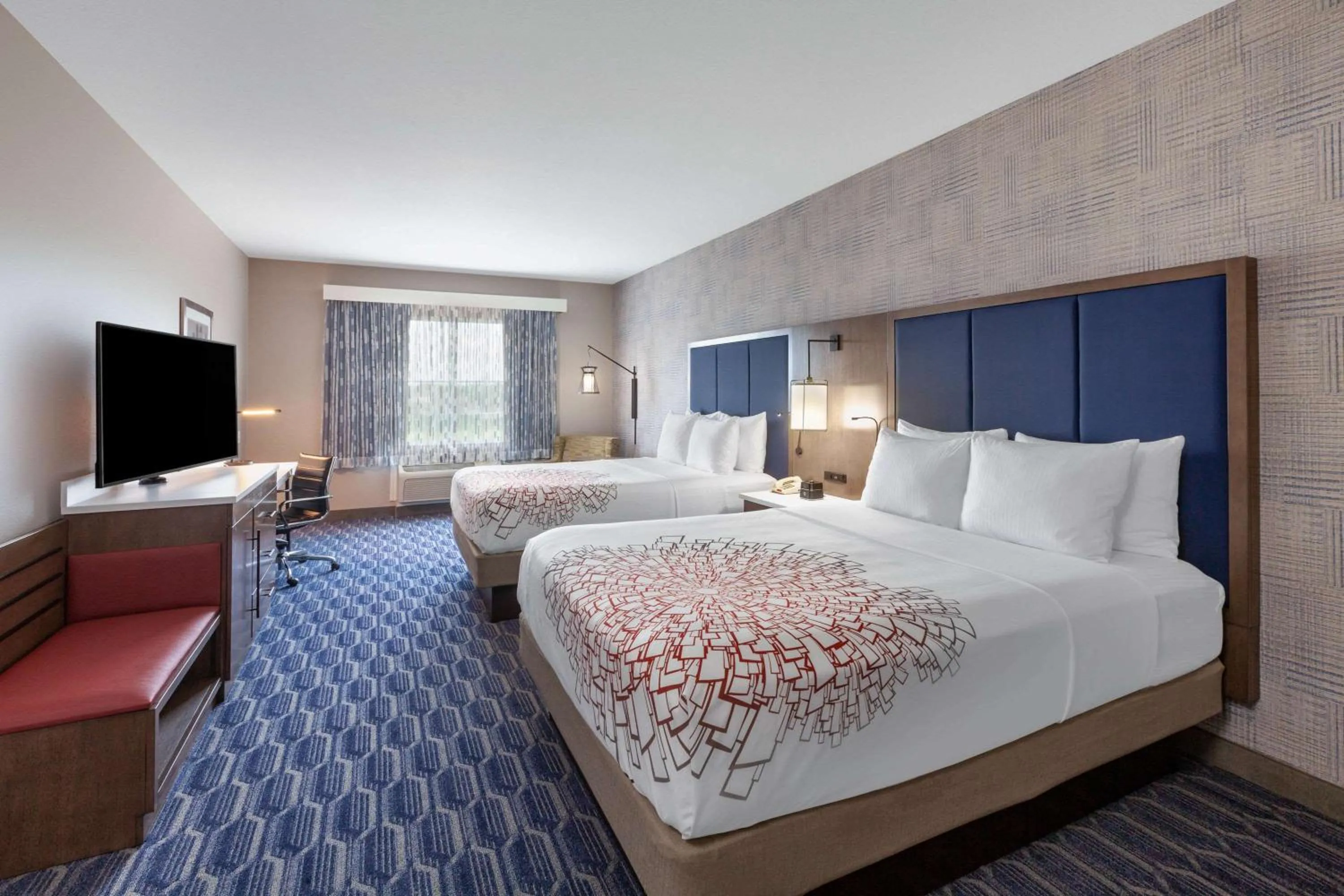 Photo of the whole room, Bed in La Quinta by Wyndham Houston Channelview