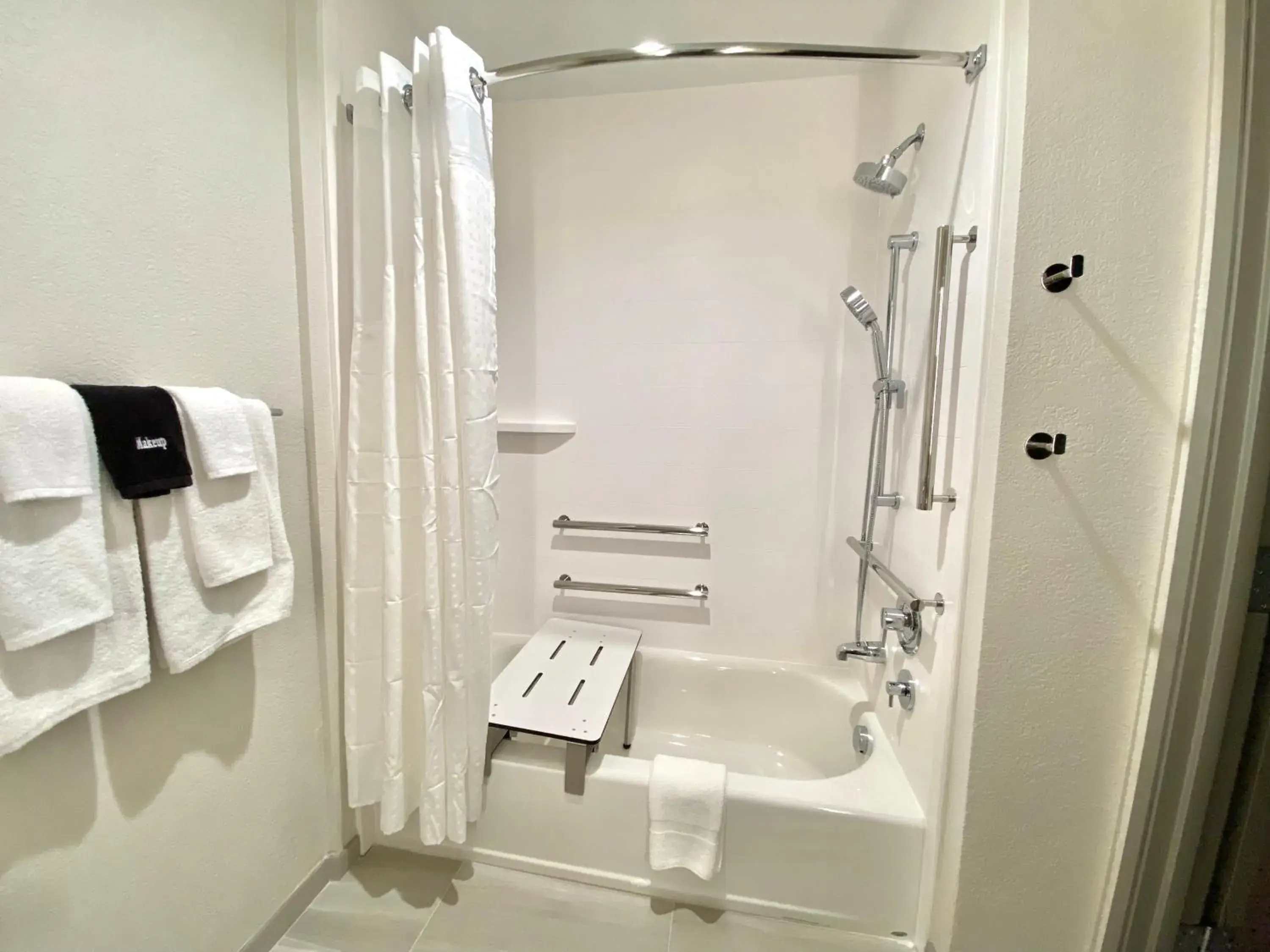 Double Room with Two Double Beds - Hearing Mobility Access with Tub - Non-Smoking in Holiday Inn Express & Suites Elyria by IHG Double Room with Two Double Beds - Hearing Mobility Access with Tub - Non-Smoking in Holiday Inn Express & Suites Elyria by IHG