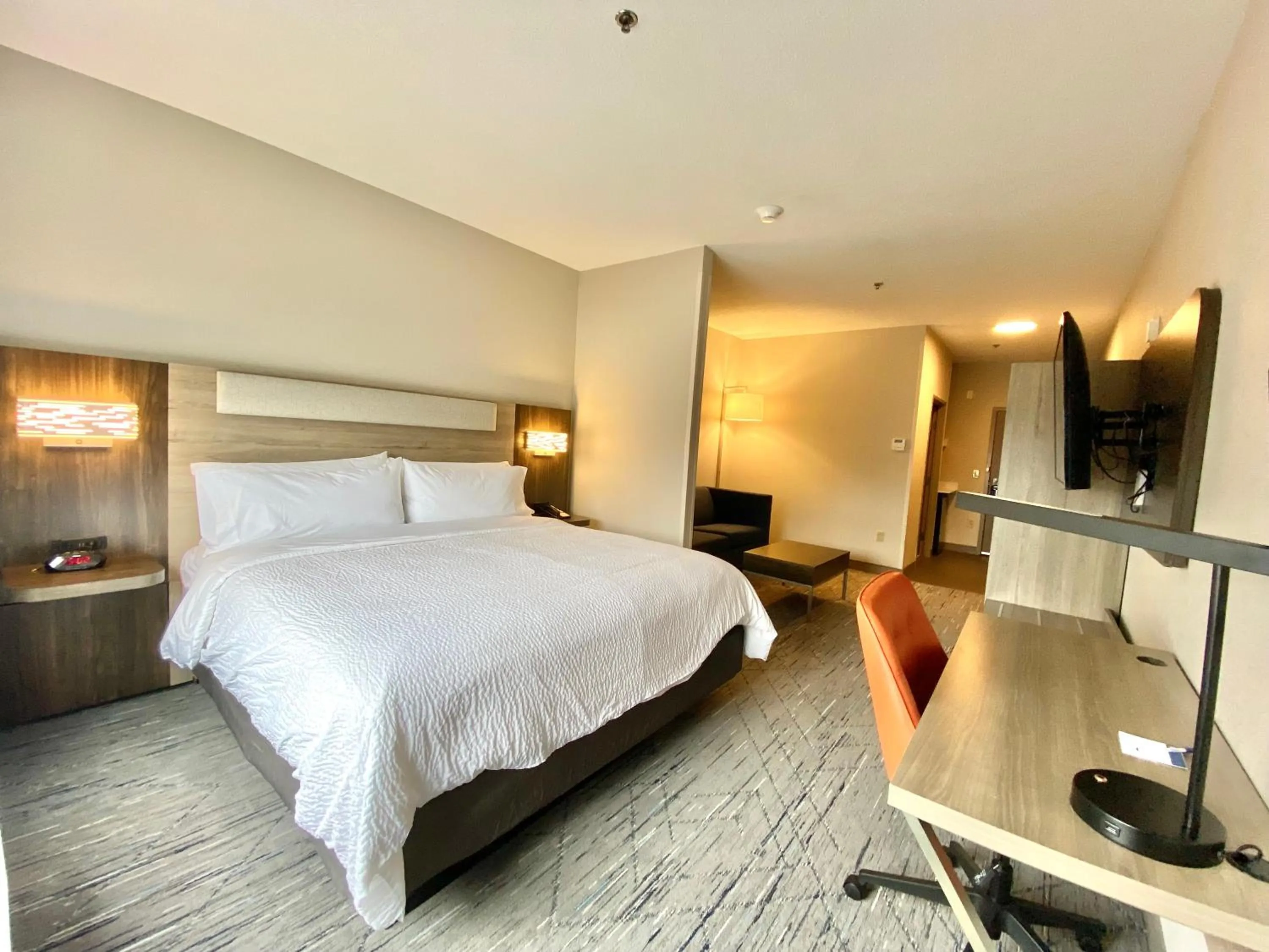 Bedroom, Bed in Holiday Inn Express & Suites Elyria by IHG