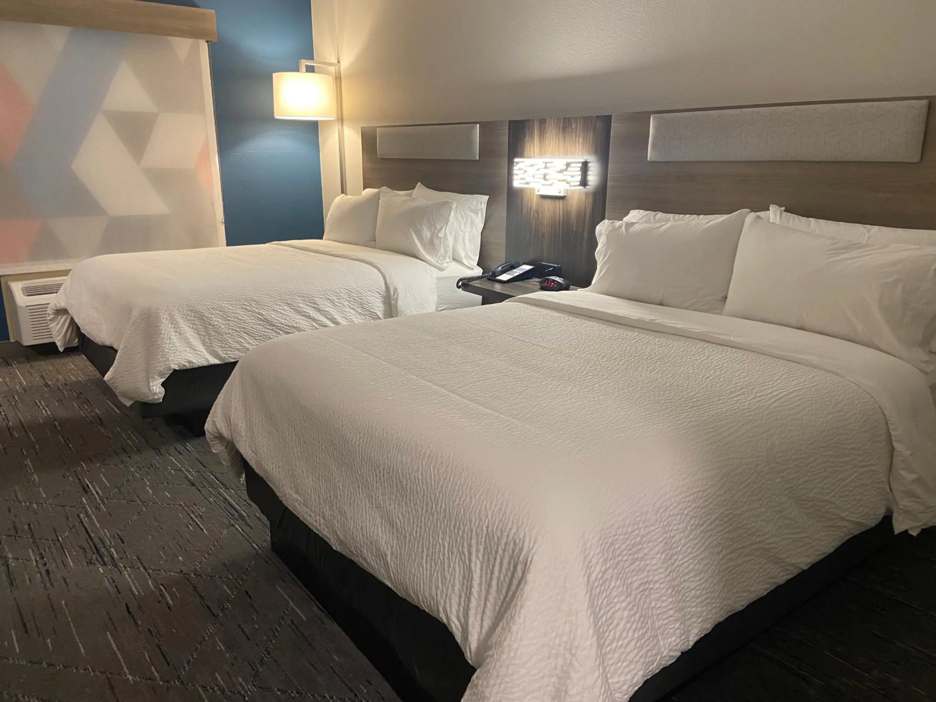 Bed in Holiday Inn Express & Suites Elyria by IHG