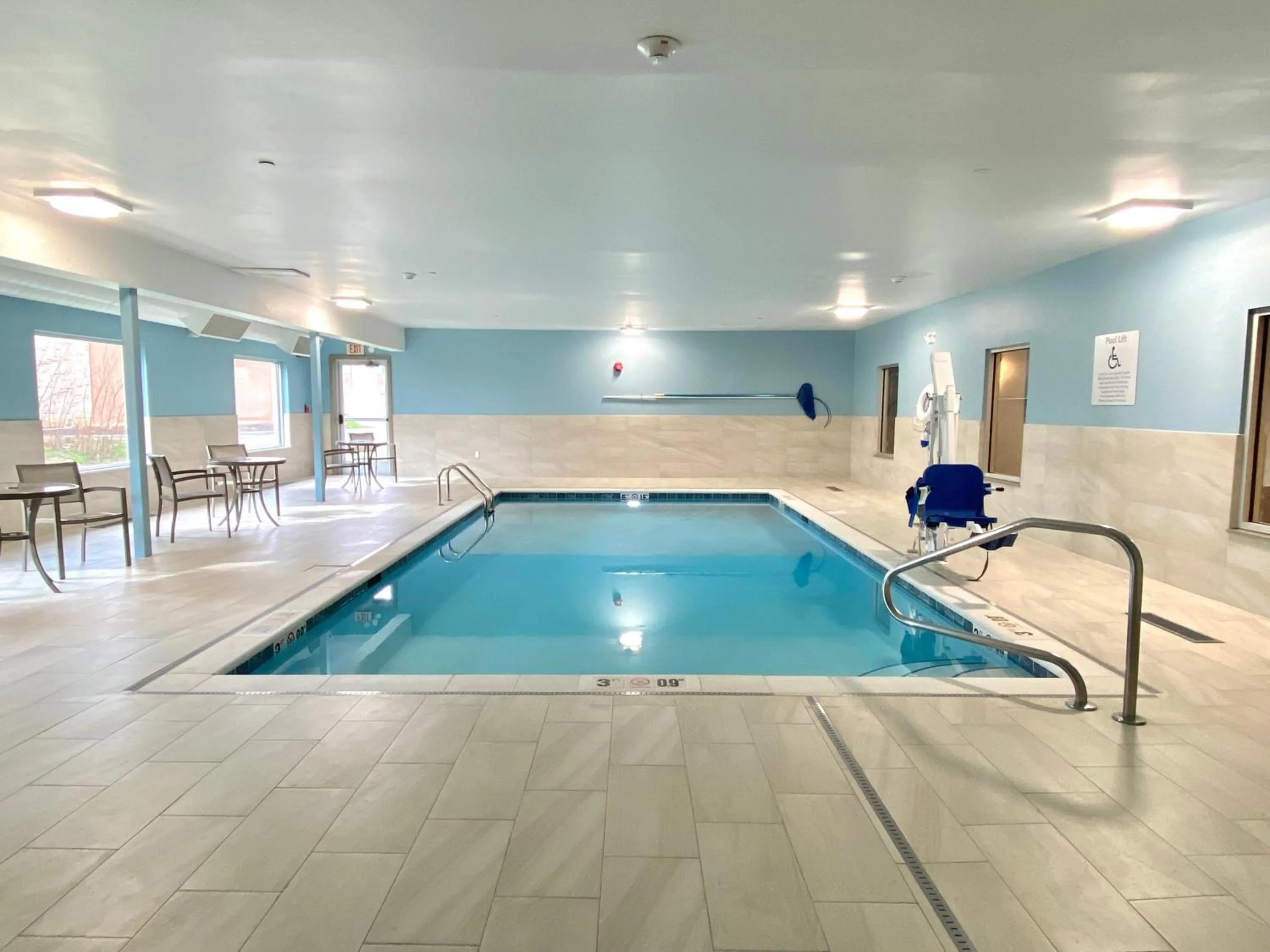 Swimming pool in Holiday Inn Express & Suites Elyria by IHG
