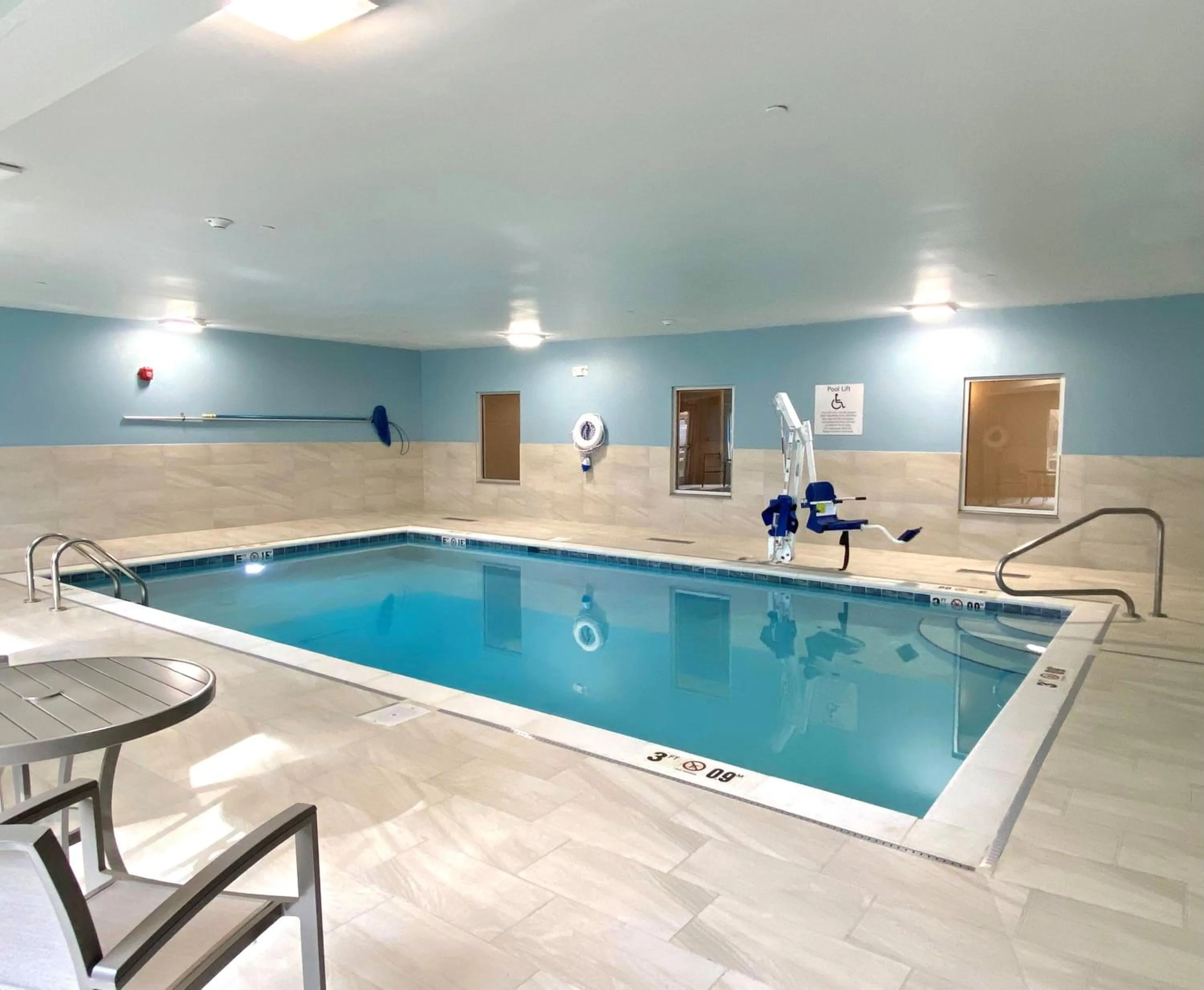 Swimming pool in Holiday Inn Express & Suites Elyria by IHG