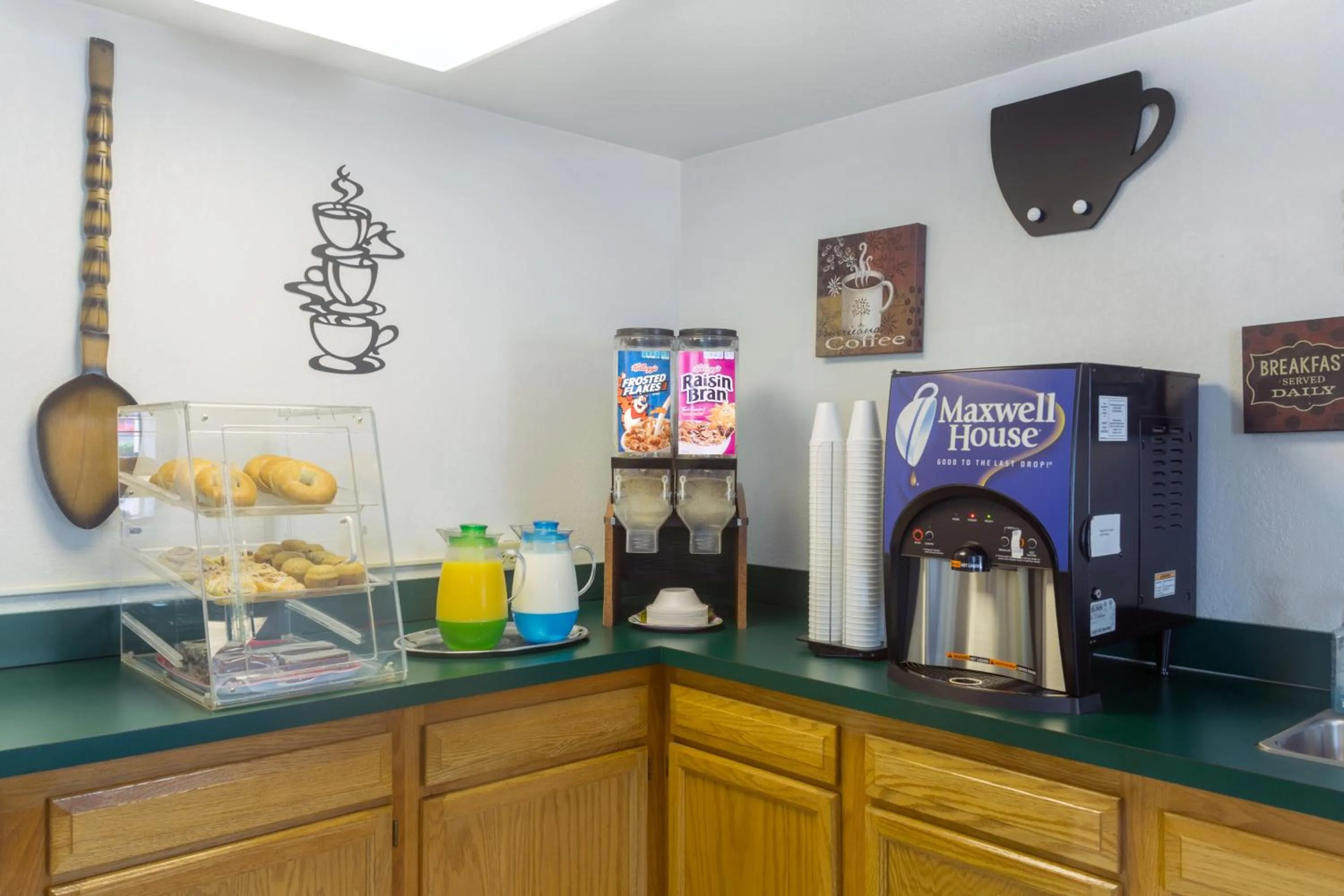 Breakfast in Knights Inn Athens