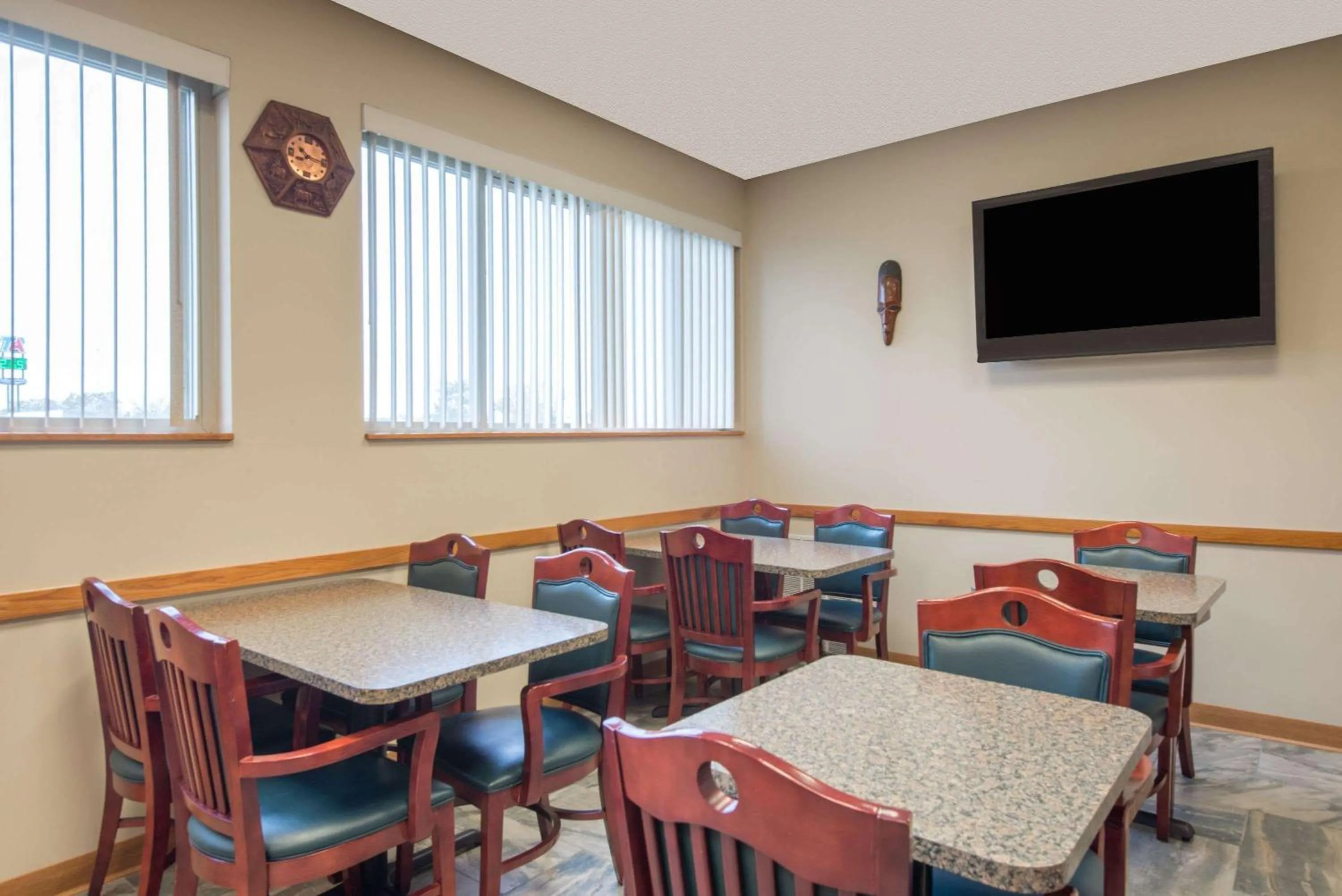 Restaurant/places to eat in Super 8 by Wyndham Youngstown/Austintown