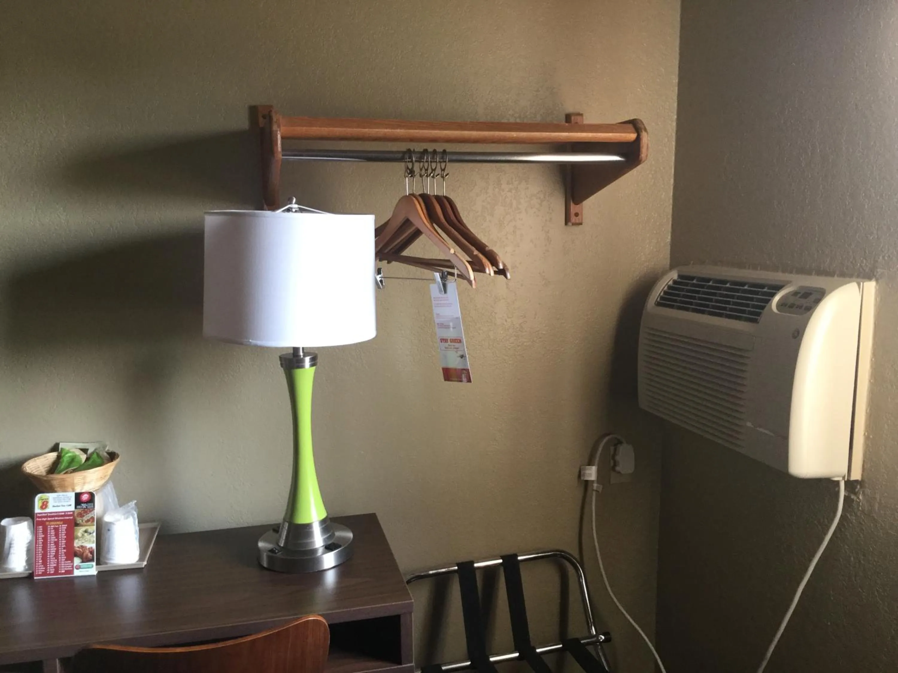 Bedroom in Super 8 by Wyndham Youngstown/Austintown