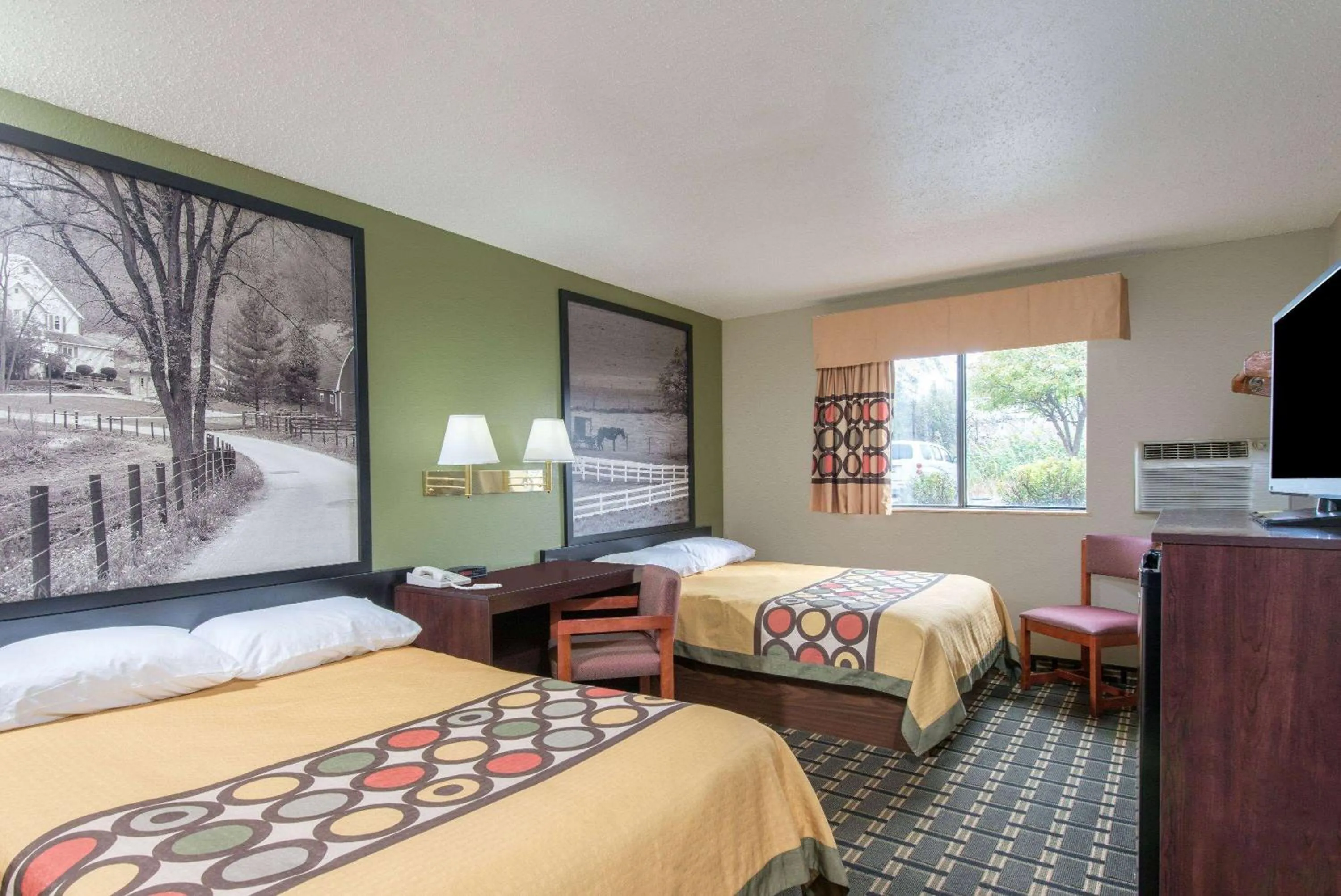 Photo of the whole room, Bed in Super 8 by Wyndham Youngstown/Austintown