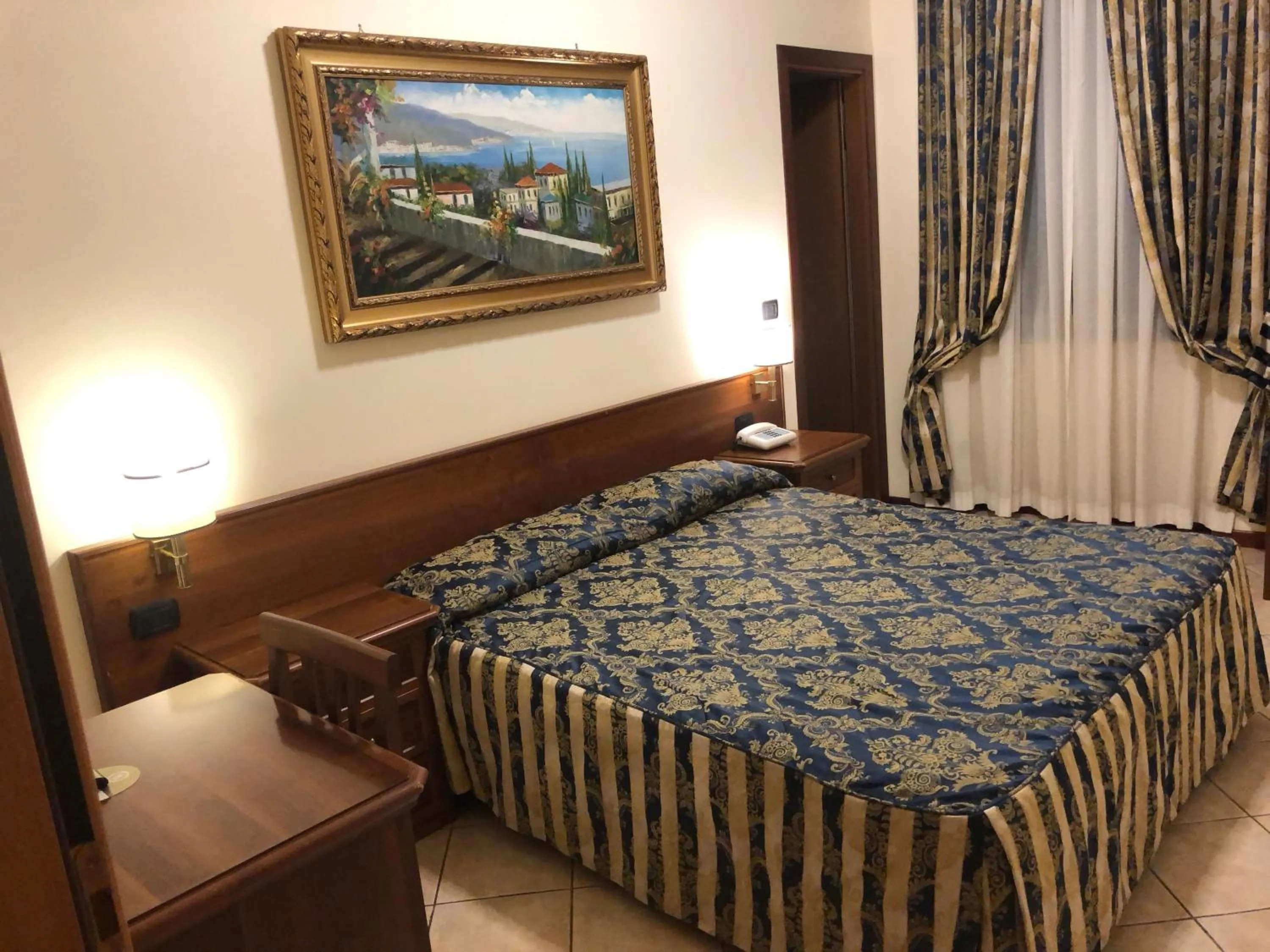 Photo of the whole room, Bed in Colosseo Roma