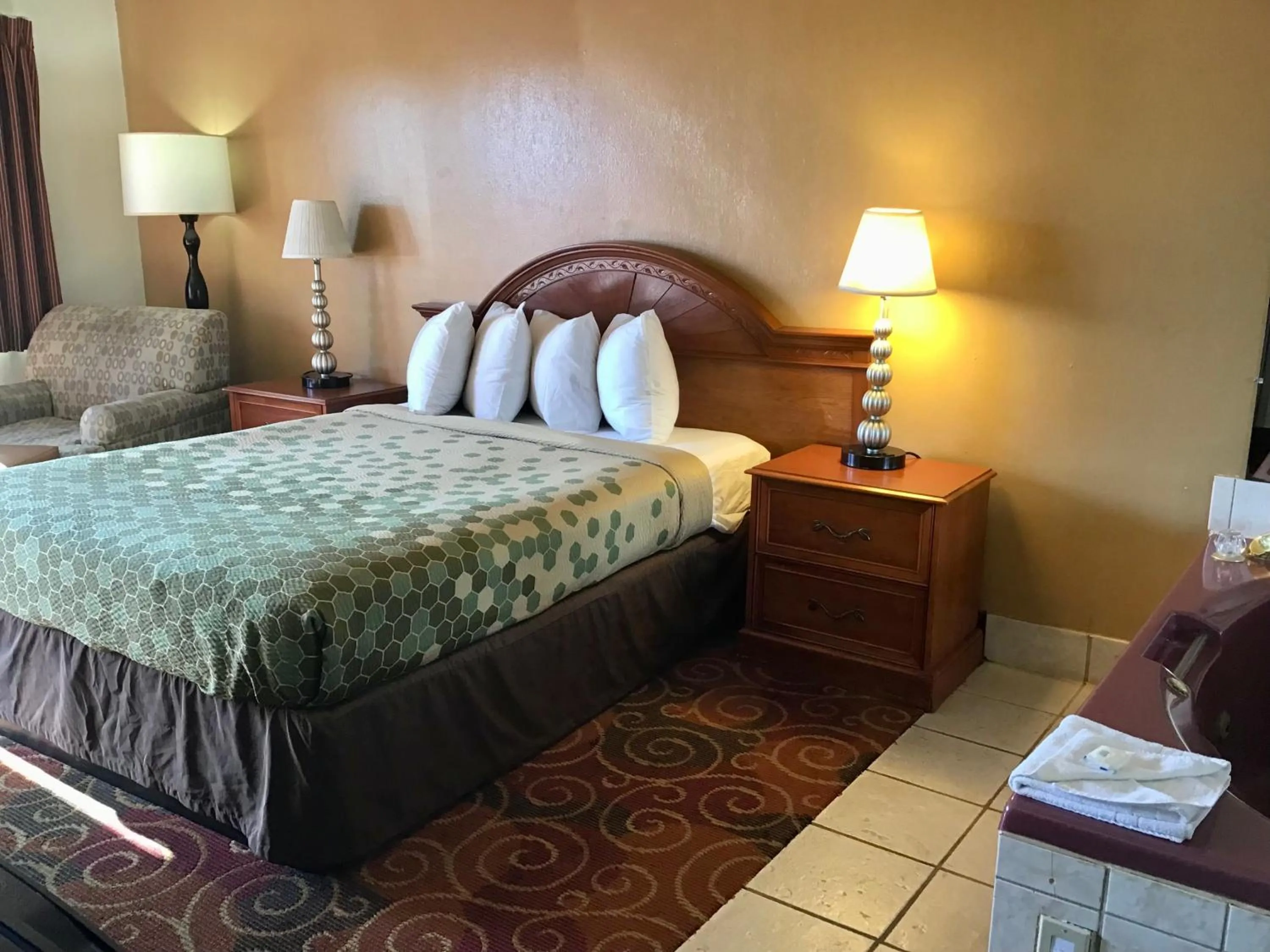 Photo of the whole room, Bed in Travelodge by Wyndham Sunnyside