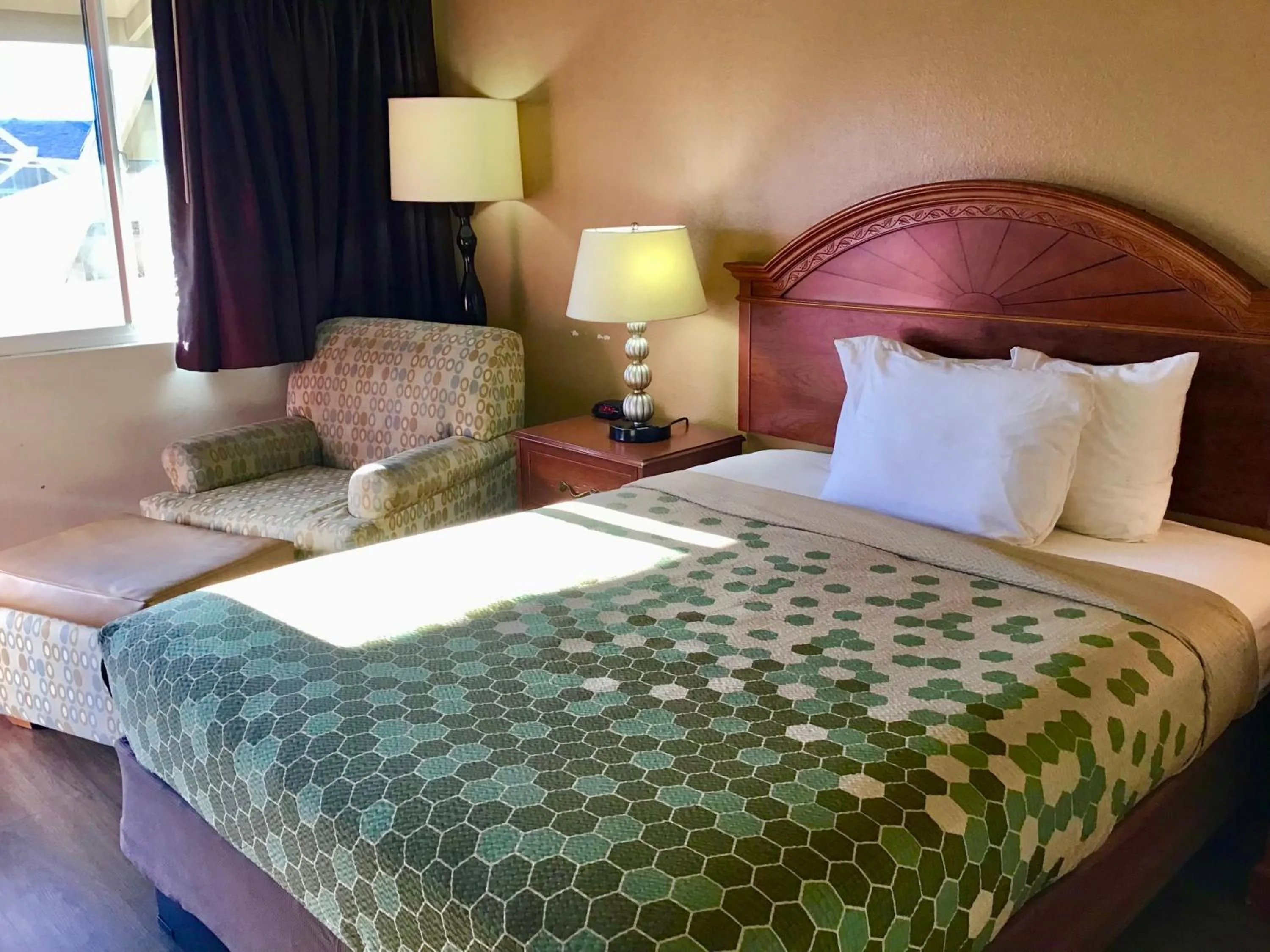 Photo of the whole room, Bed in Travelodge by Wyndham Sunnyside