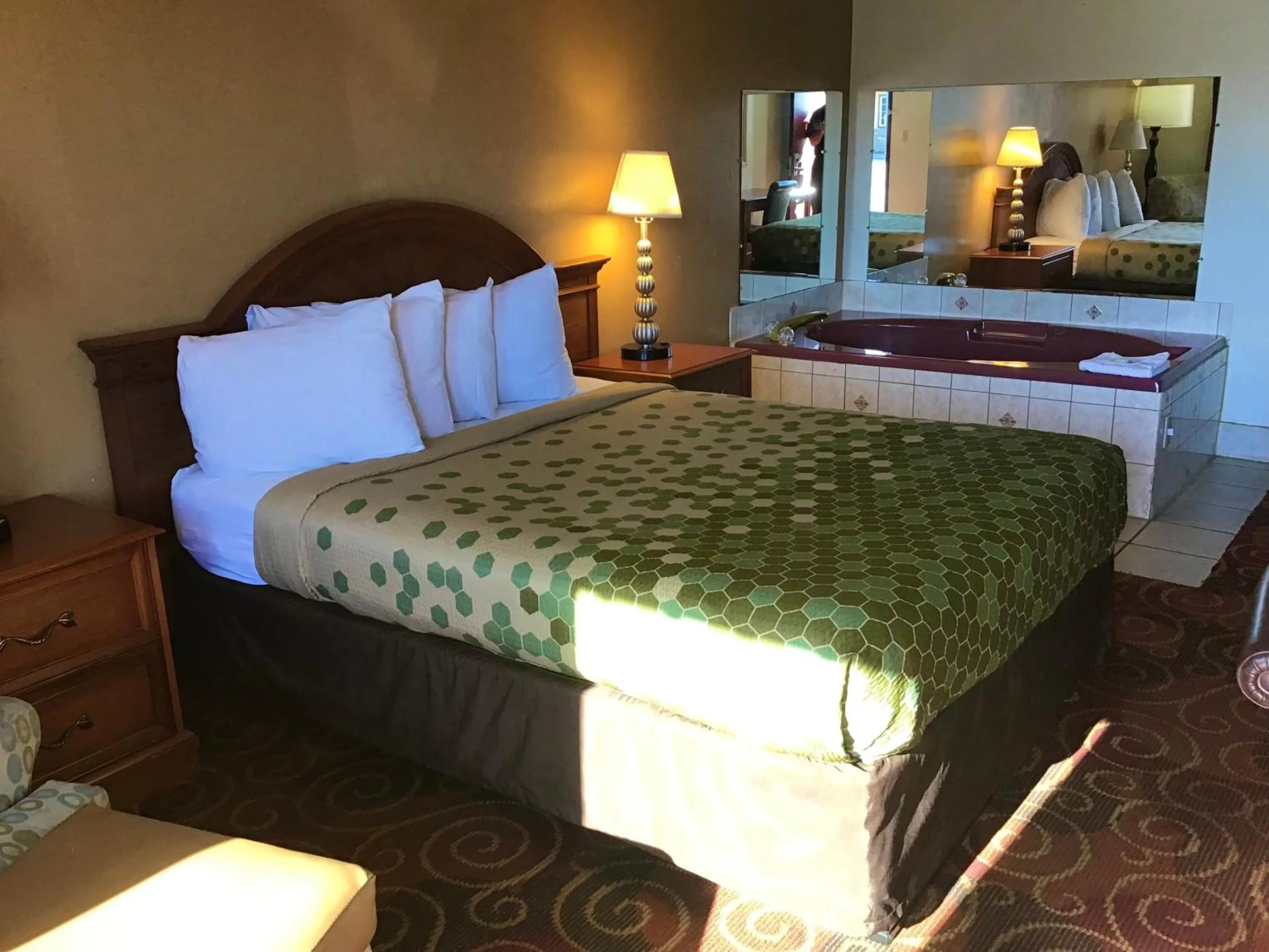 Photo of the whole room, Bed in Travelodge by Wyndham Sunnyside