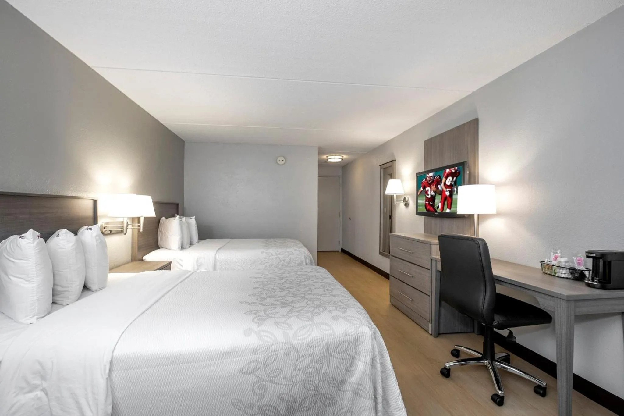 Photo of the whole room, Bed in Red Roof Inn PLUS Boston - Mansfield - Foxboro