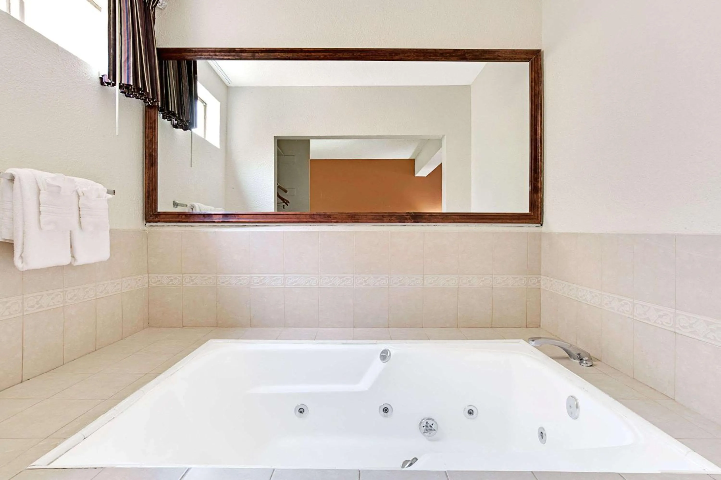 Photo of the whole room, Bathroom in Vivo Flex Living Torrance