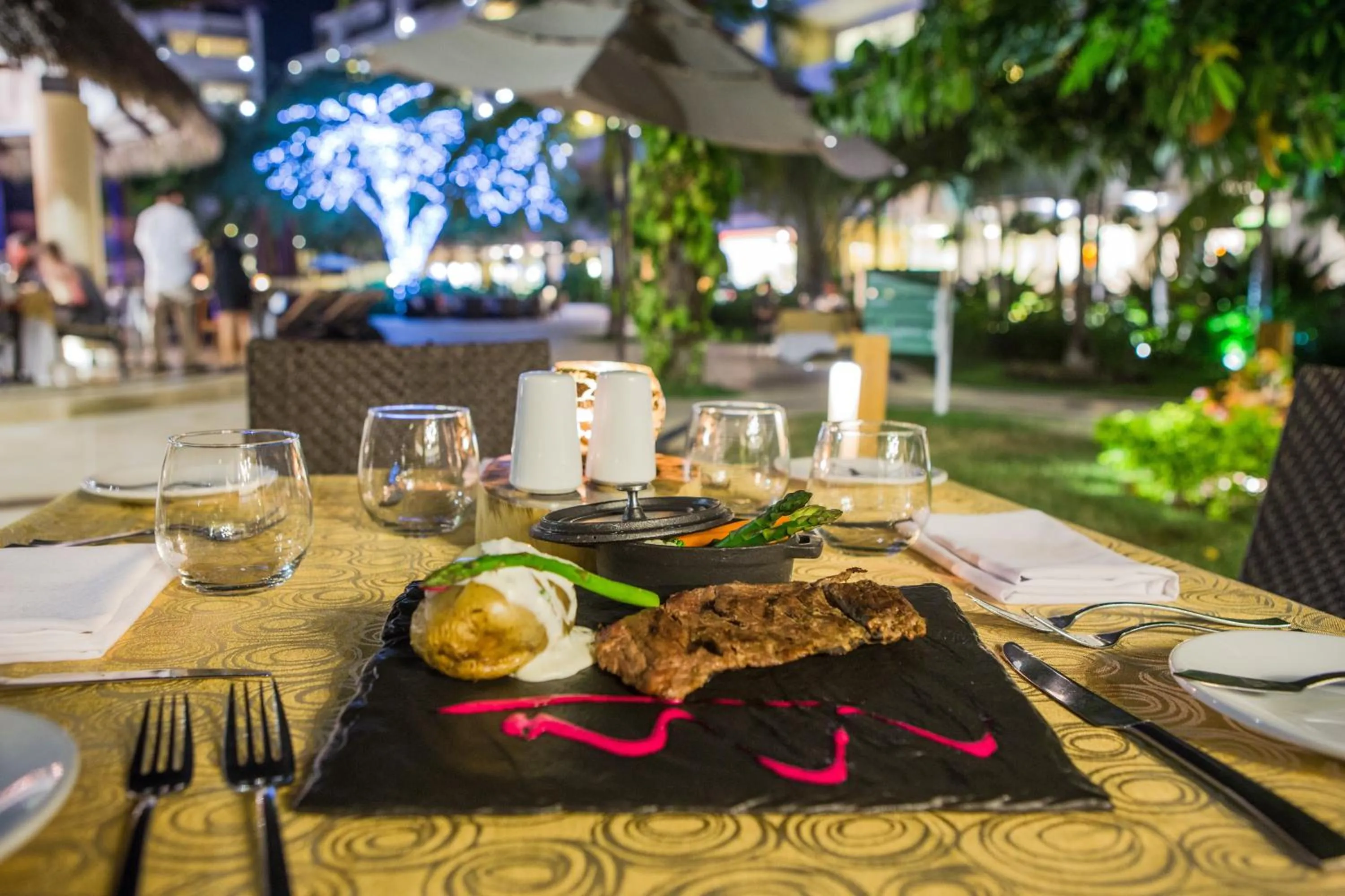 Food and drinks in Marival Distinct All-Suites & World Spa - Handwritten Collection