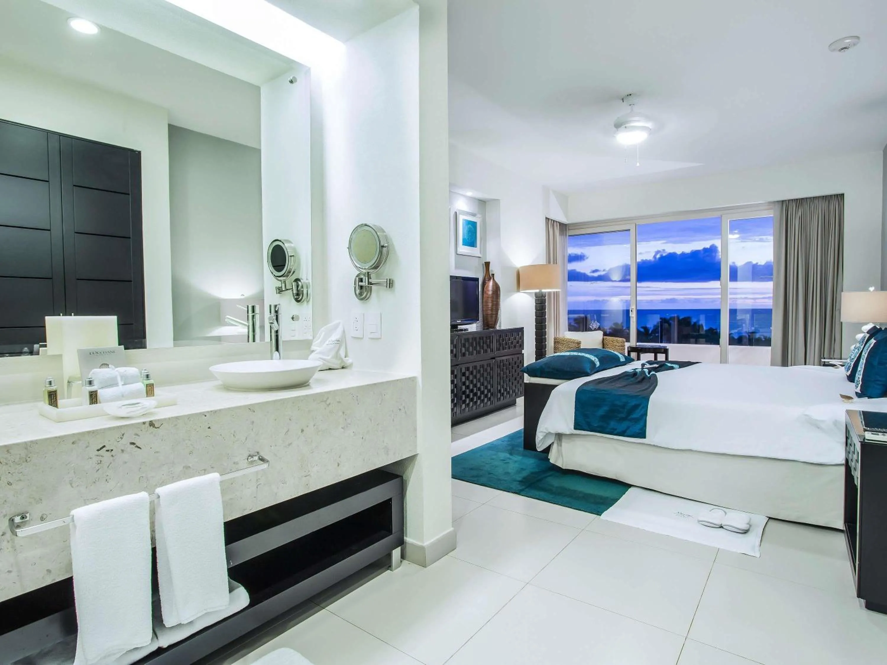 Bedroom, Bed in Marival Distinct All-Suites & World Spa - Handwritten Collection