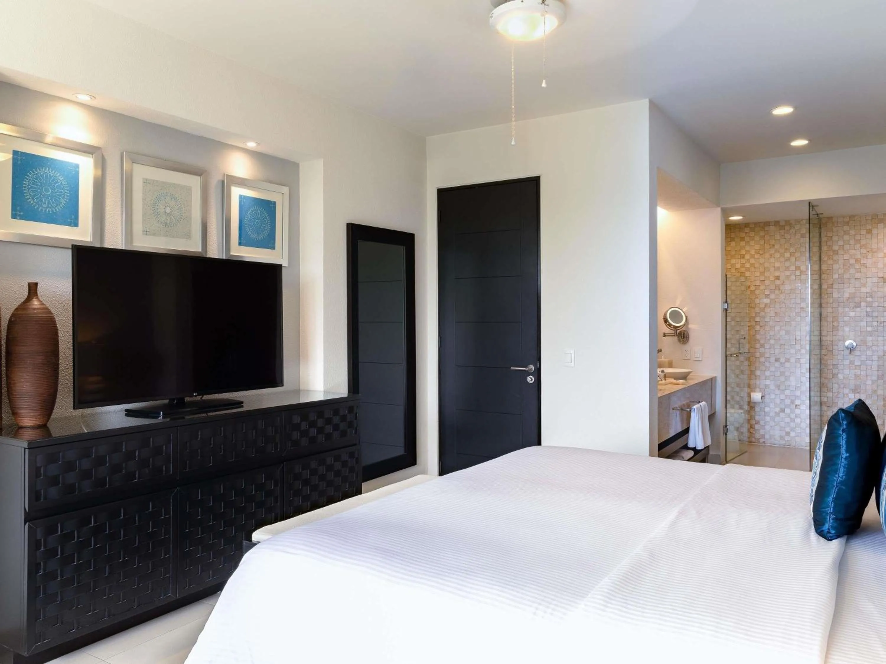 Bedroom, Bed in Marival Distinct All-Suites & World Spa - Handwritten Collection