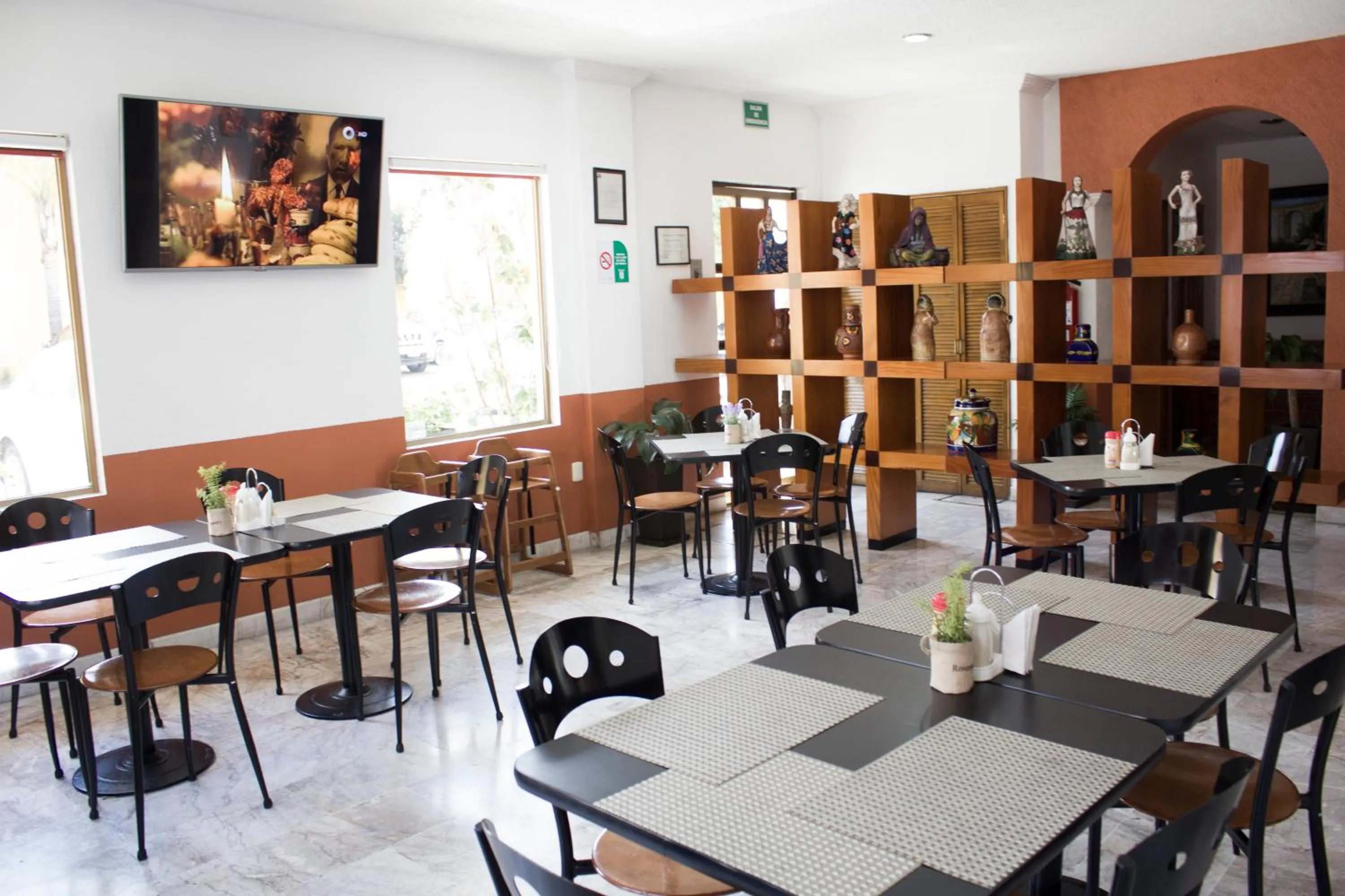 Restaurant/places to eat in Estanza Hotel & Suites