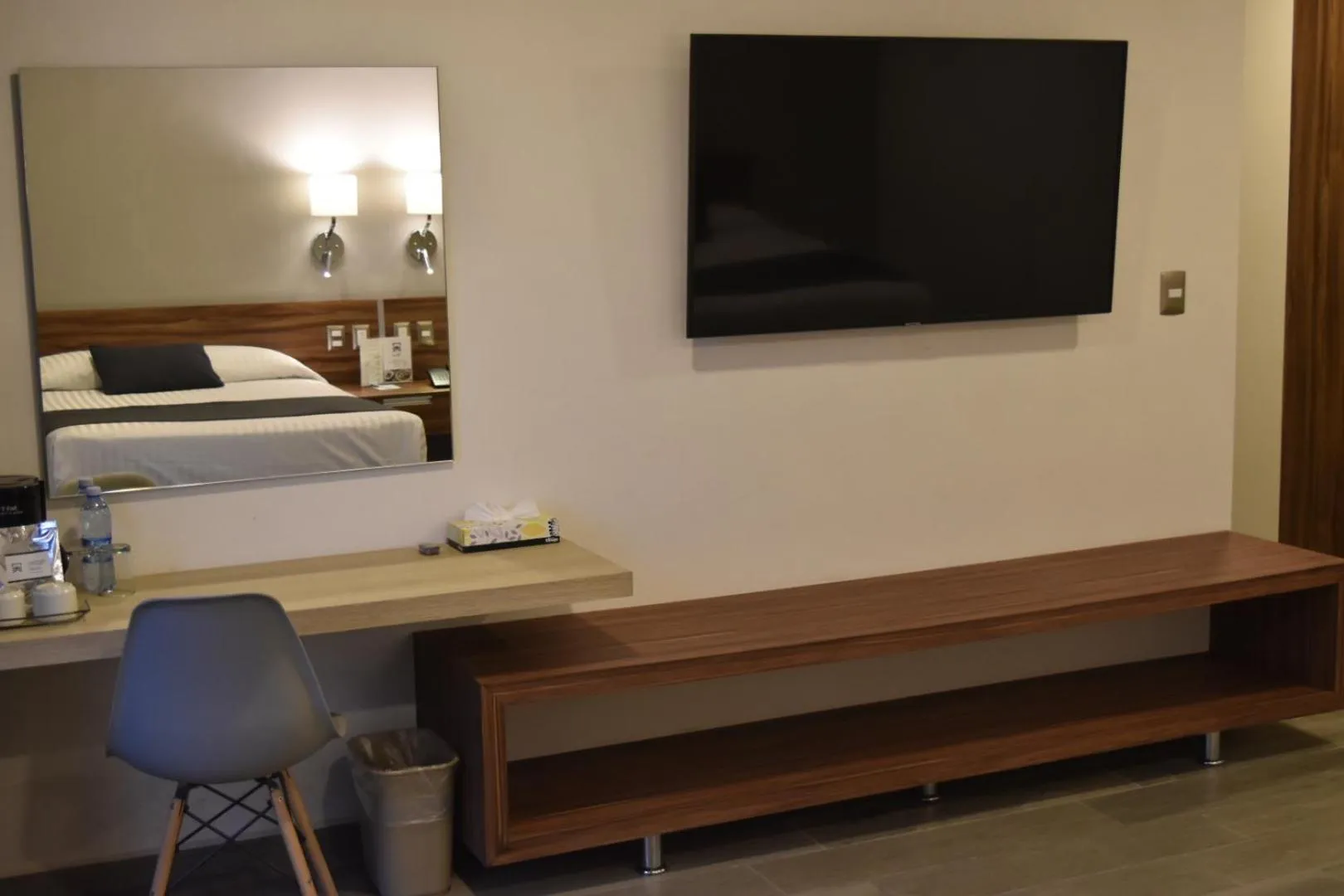 TV and multimedia, Bed in Estanza Hotel & Suites