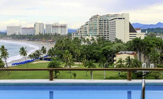 Swimming pool in Pacifica Resort Ixtapa