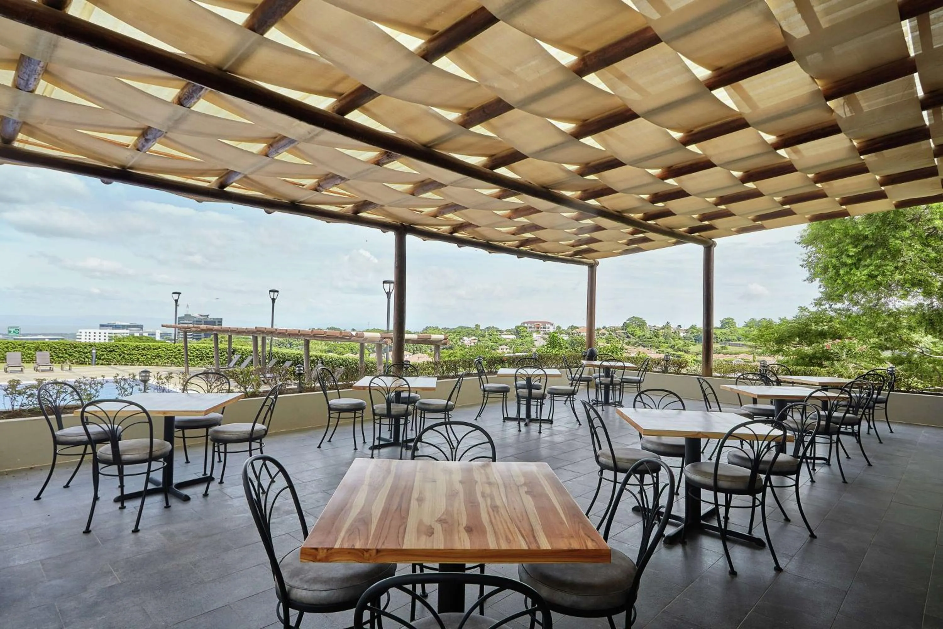 Lounge or bar in DoubleTree by Hilton Managua