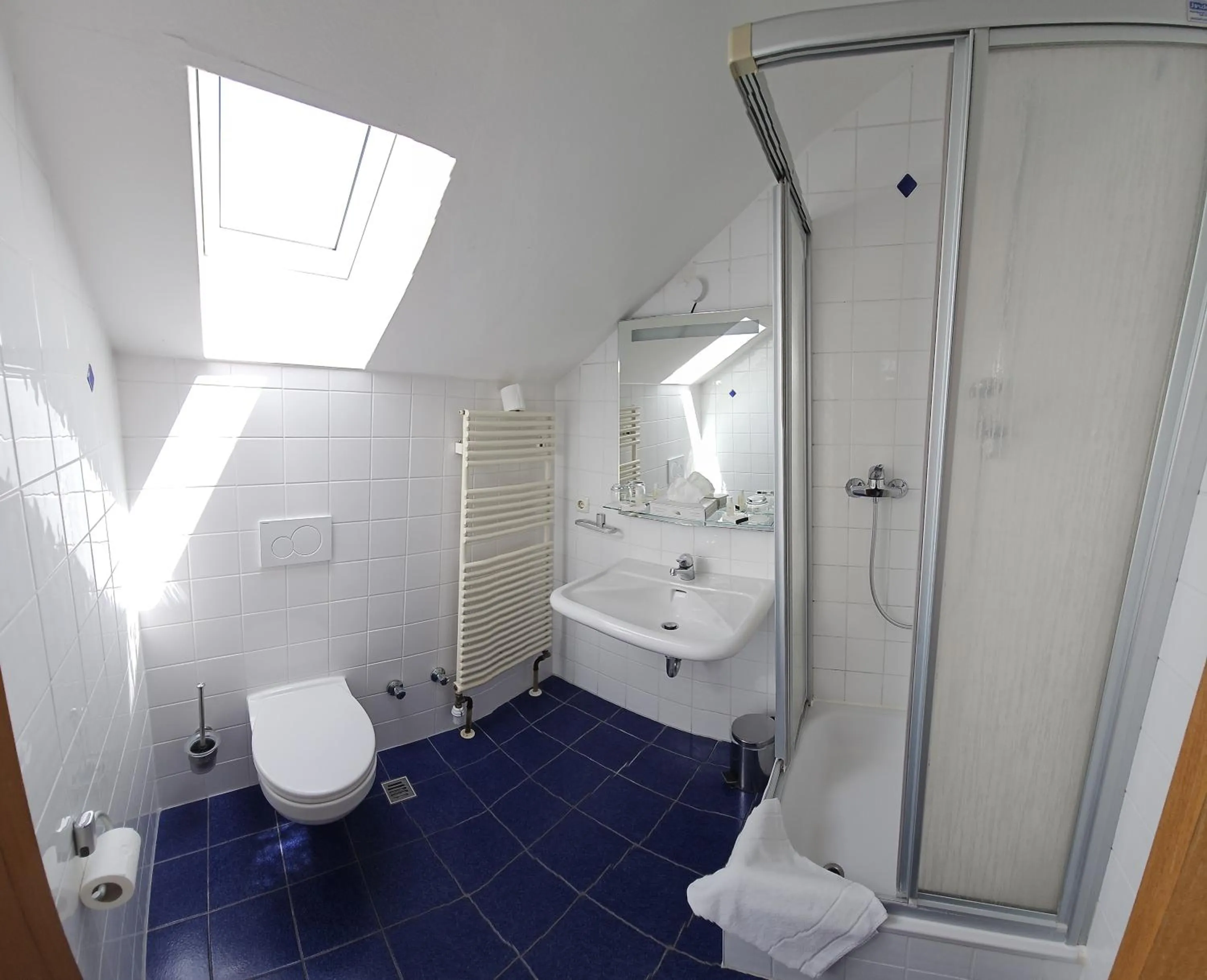 Bathroom in ARRIVEL Pension Pliening - bisher Novitel