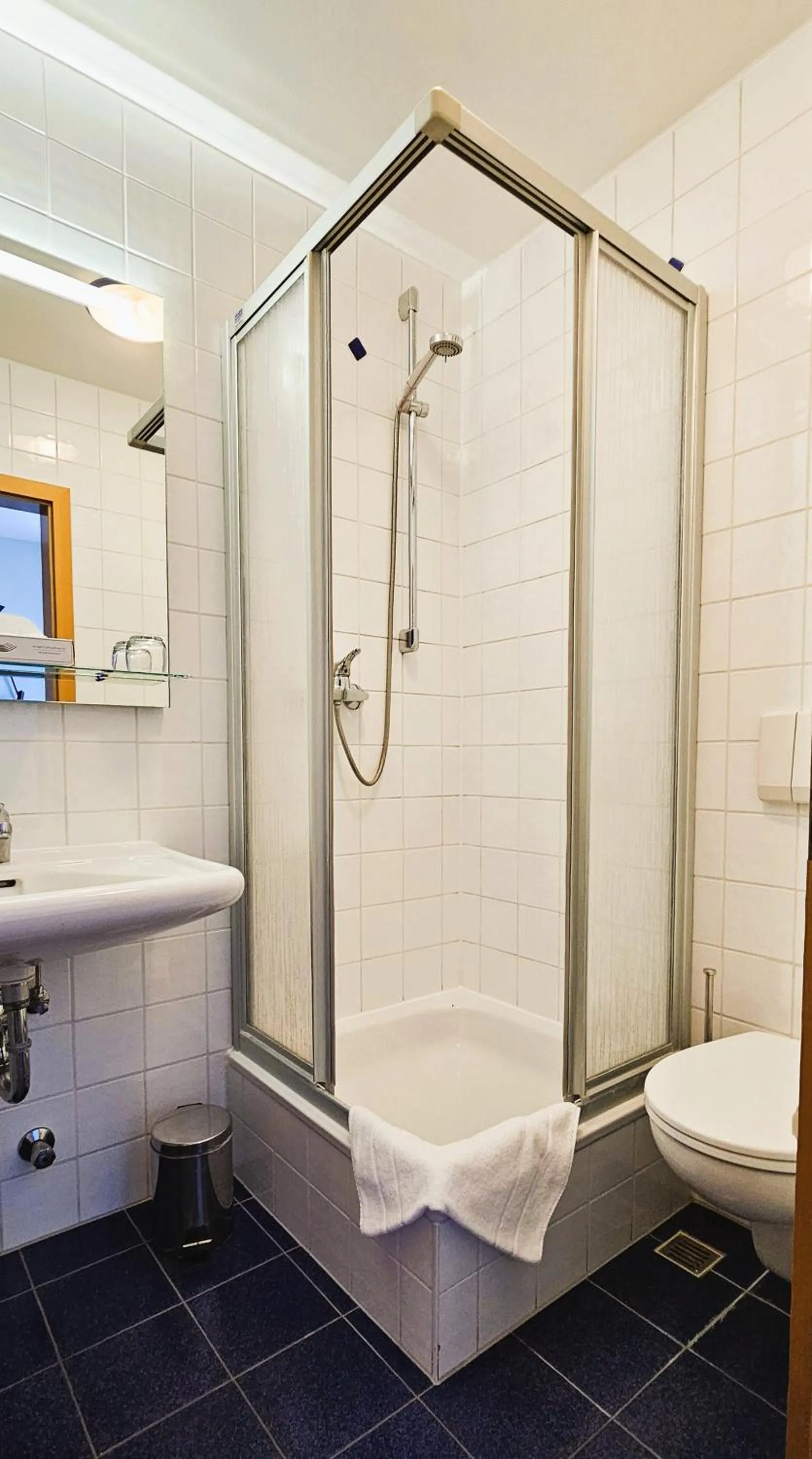 Bathroom in ARRIVEL Pension Pliening - bisher Novitel