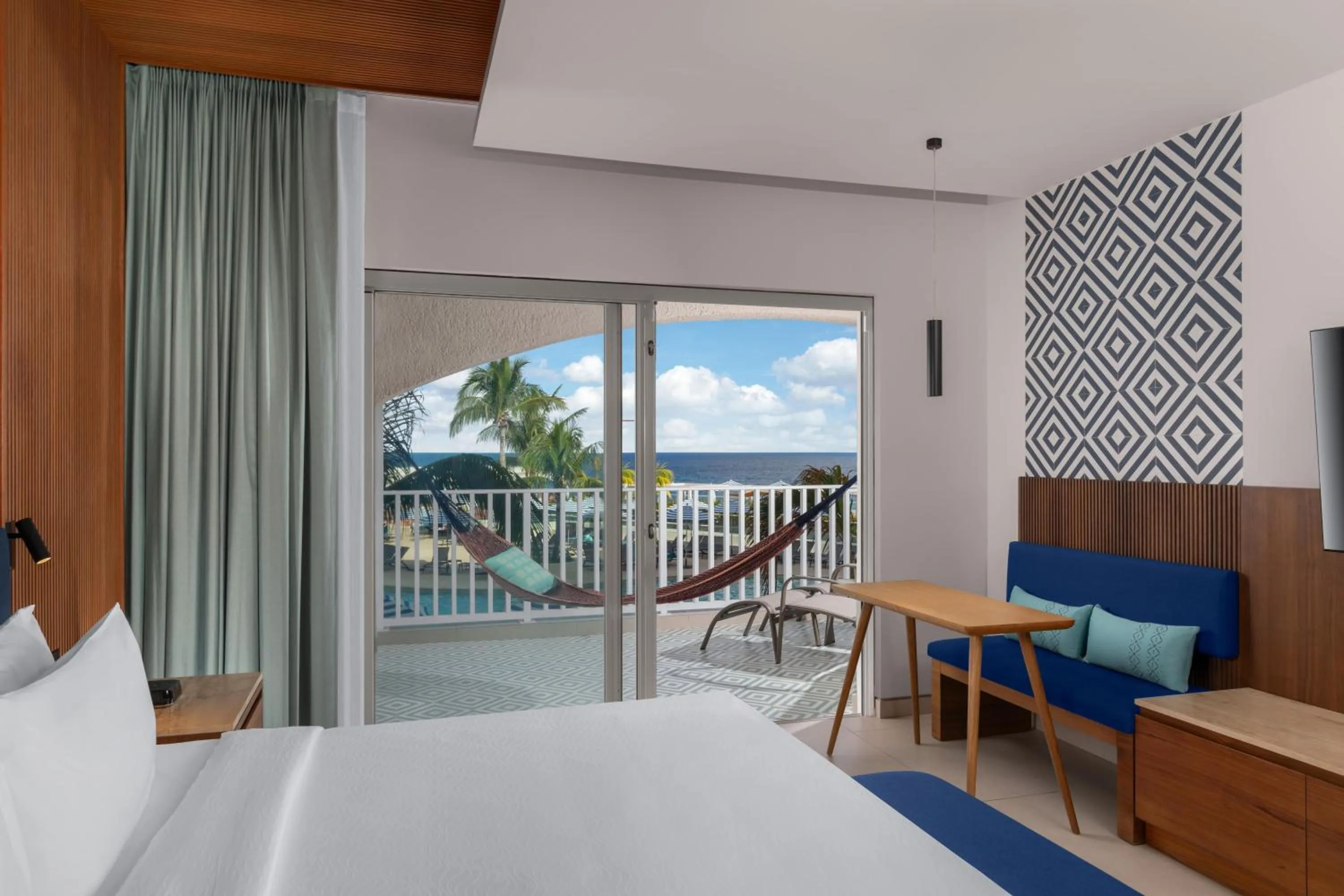 Bed in Hilton Cancun Mar Caribe All-Inclusive Resort