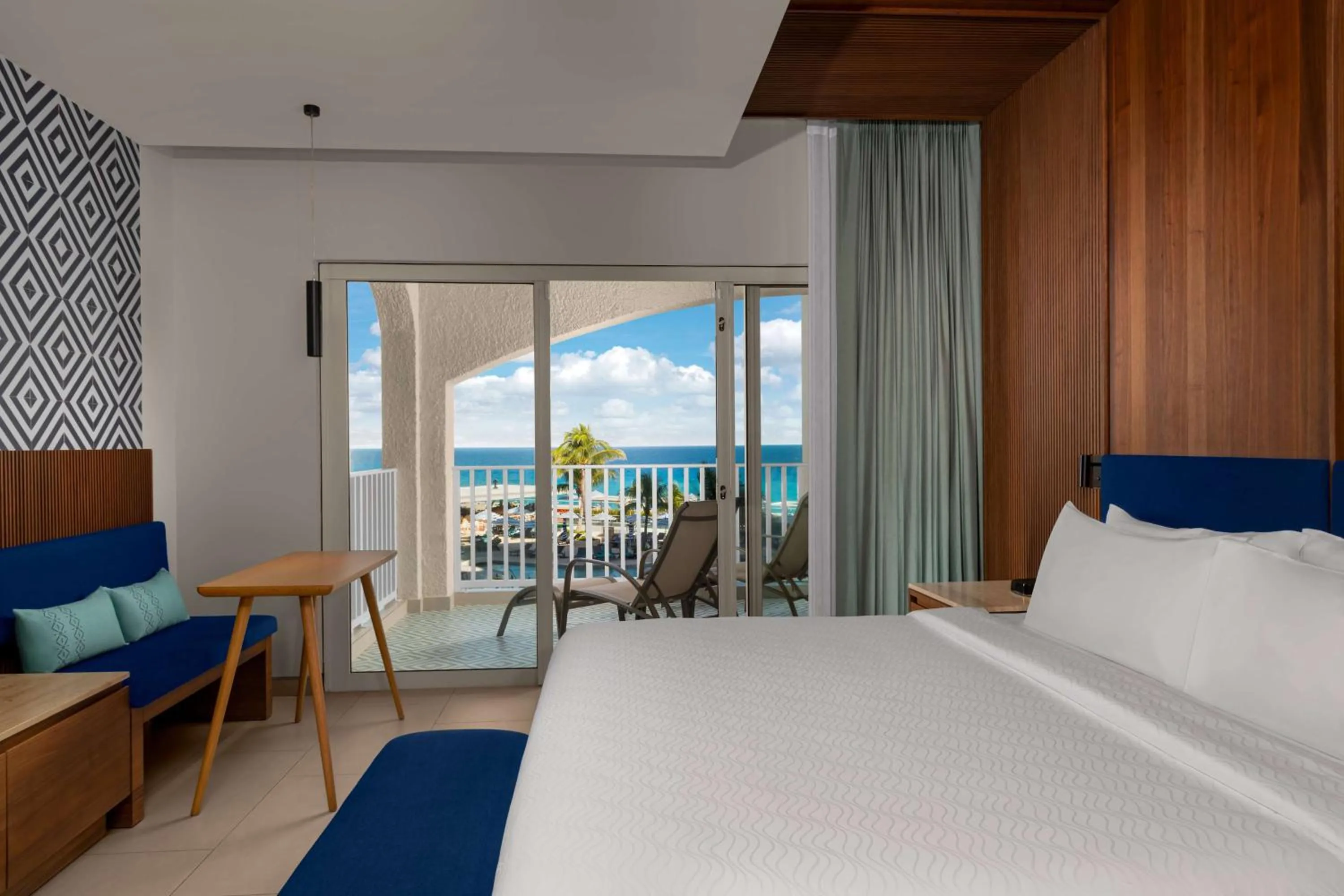 Bed in Hilton Cancun Mar Caribe All-Inclusive Resort