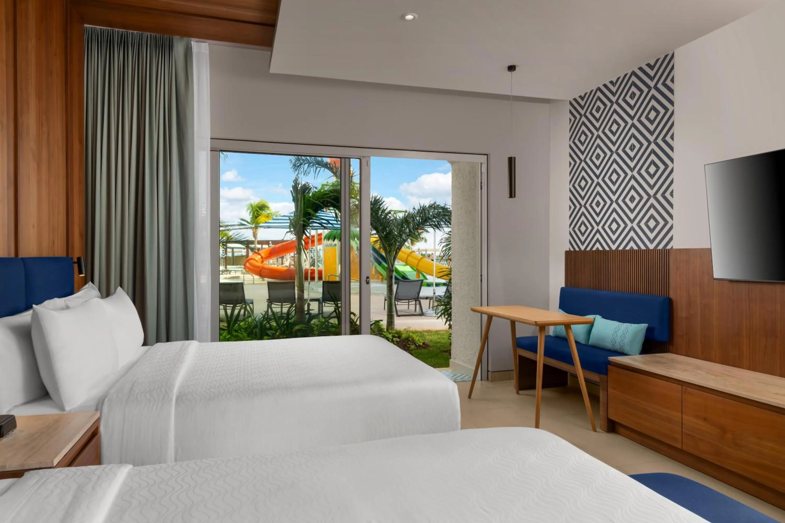 Bed in Hilton Cancun Mar Caribe All-Inclusive Resort