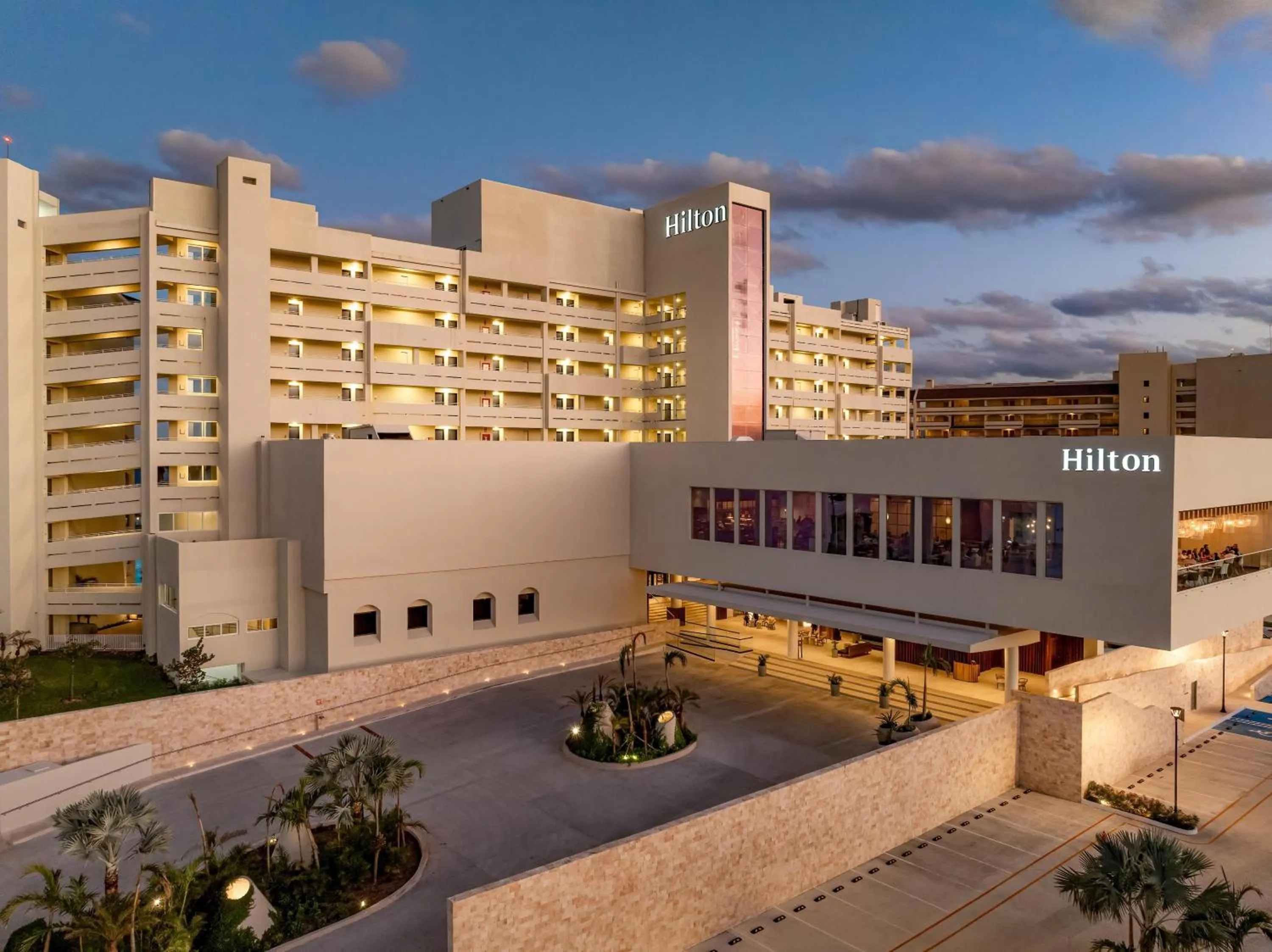 Property building in Hilton Cancun Mar Caribe All-Inclusive Resort