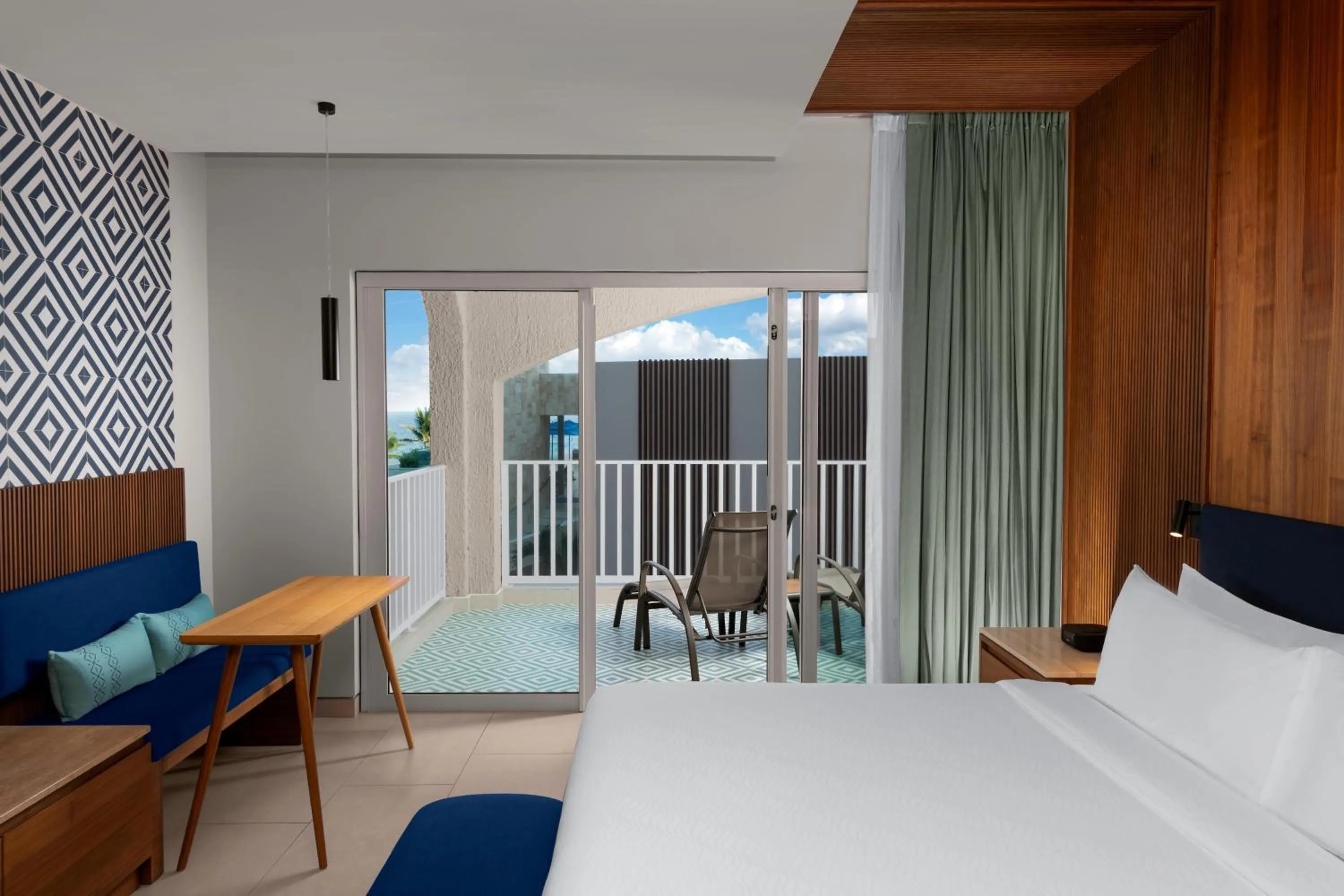 Bed in Hilton Cancun Mar Caribe All-Inclusive Resort