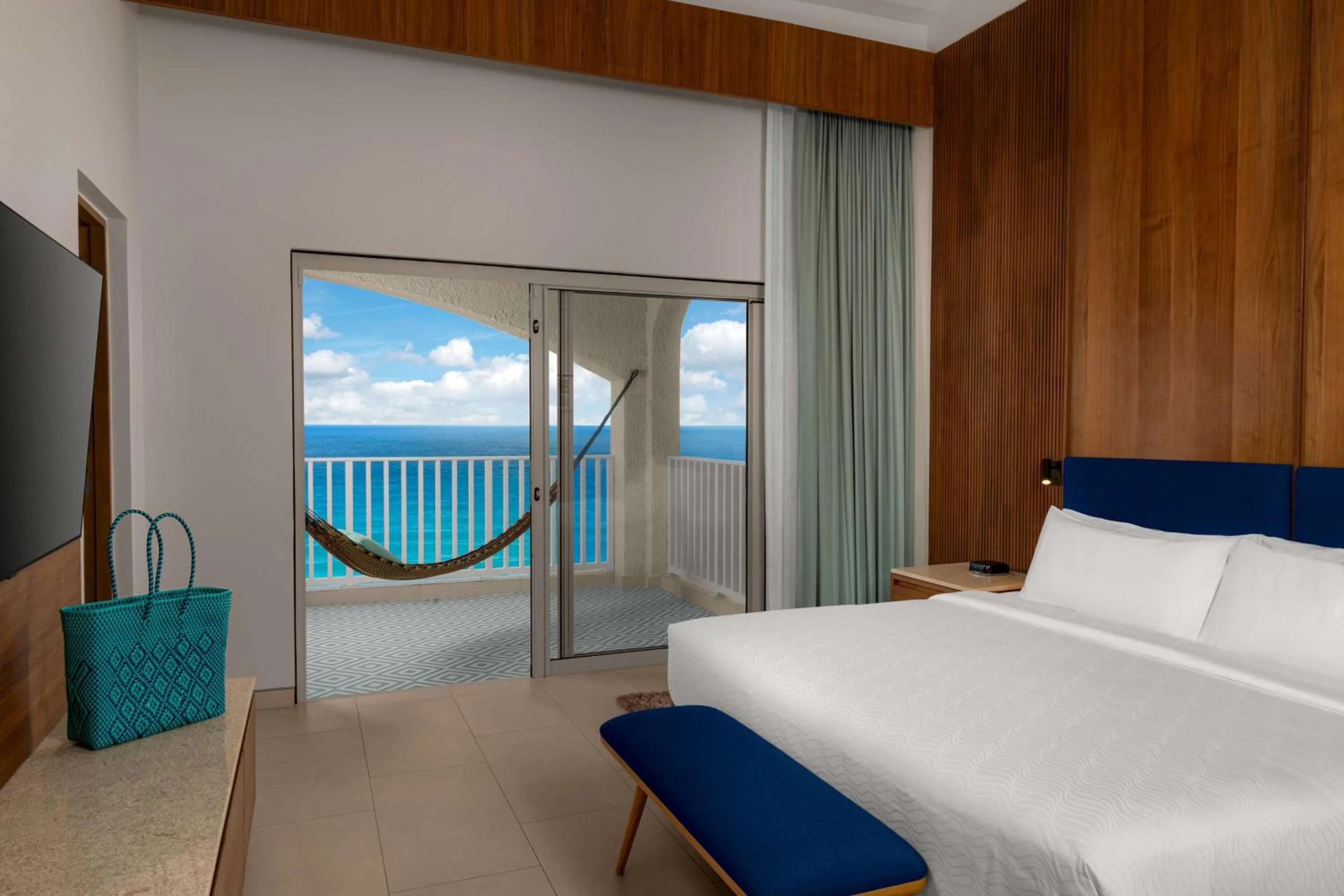 Bed in Hilton Cancun Mar Caribe All-Inclusive Resort
