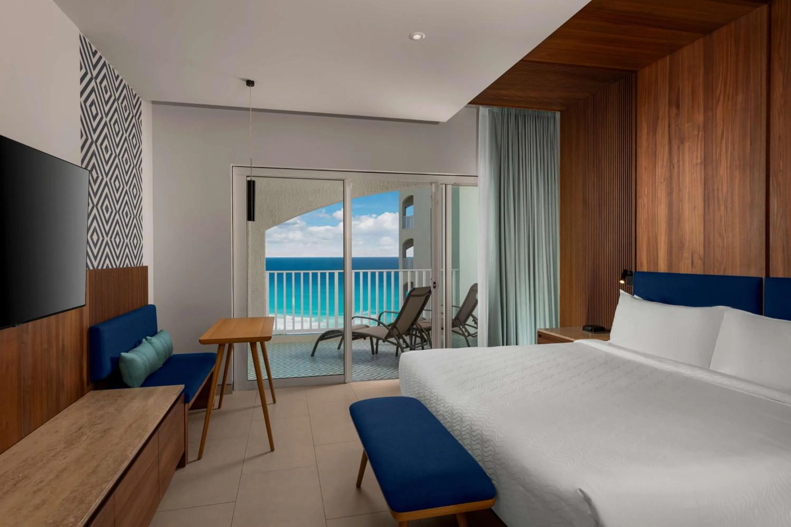 Bed in Hilton Cancun Mar Caribe All-Inclusive Resort