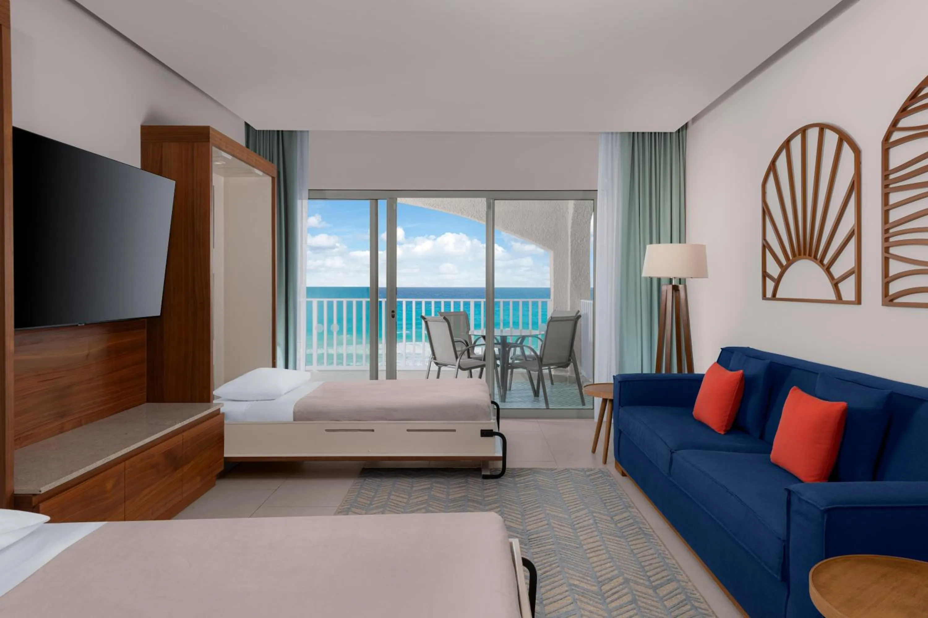 Living room, Bed in Hilton Cancun Mar Caribe All-Inclusive Resort